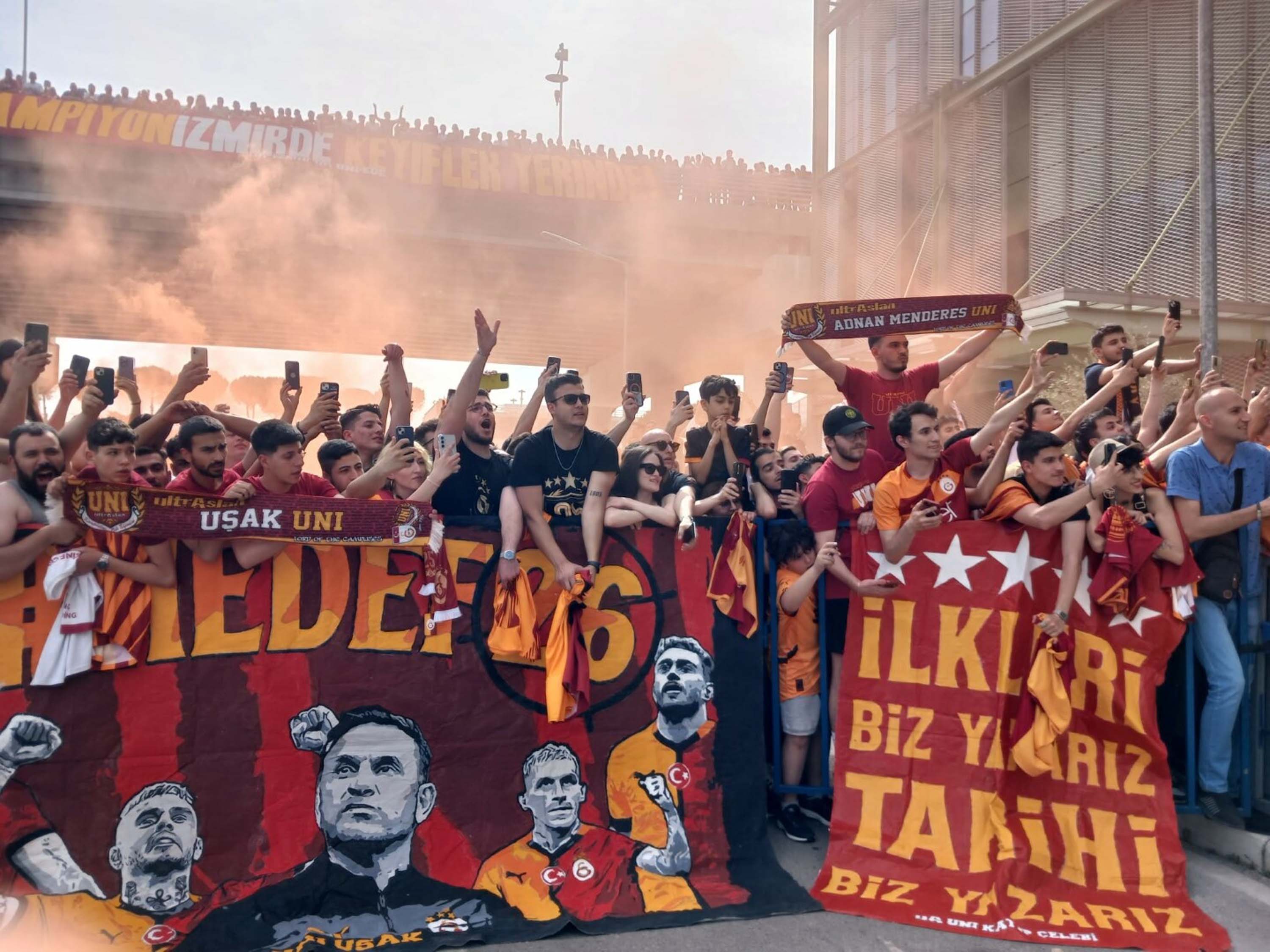 Galatasaray'a İzmir'de coşkulu karşılama