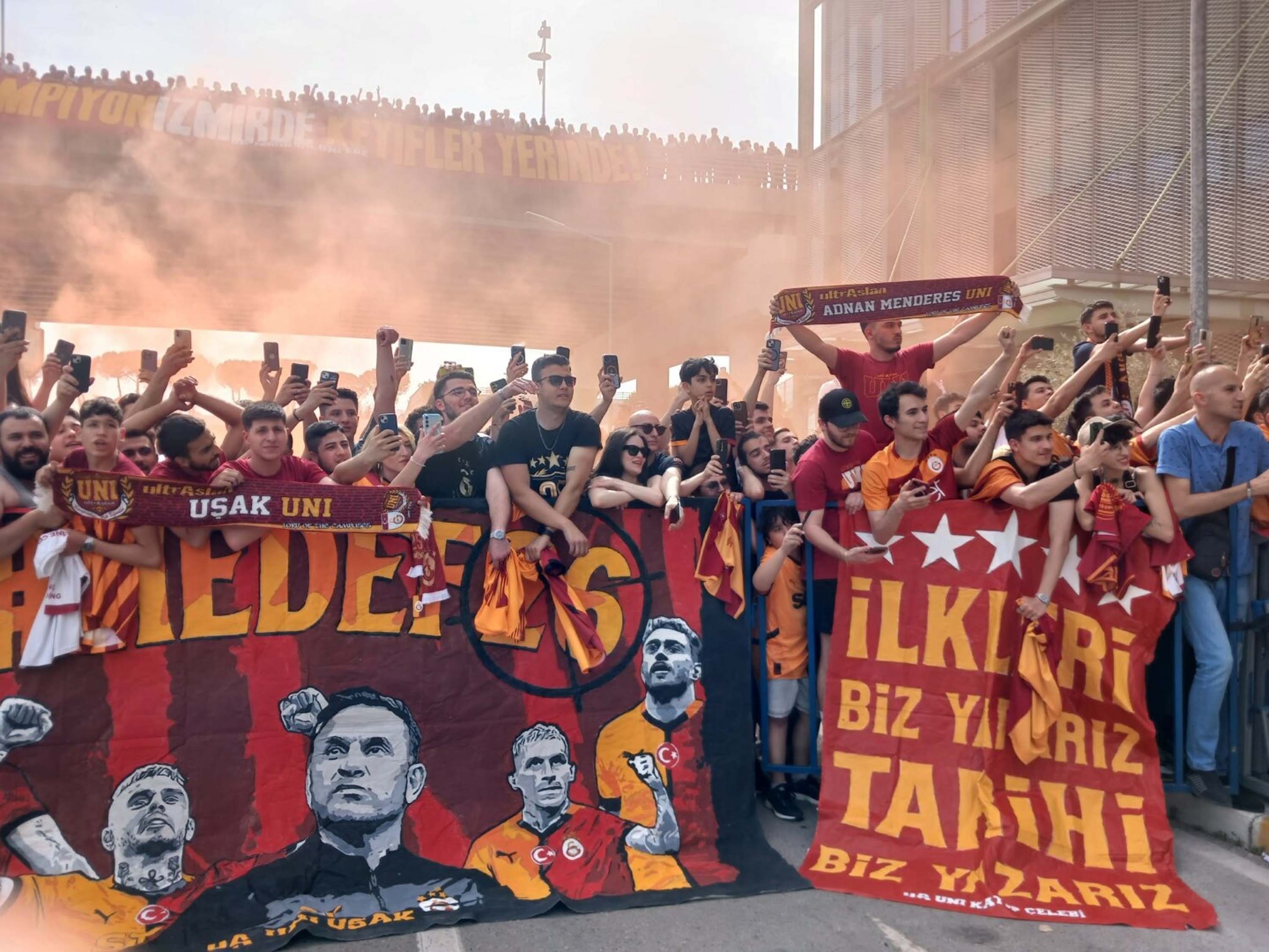 Galatasaray'a İzmir'de coşkulu karşılama