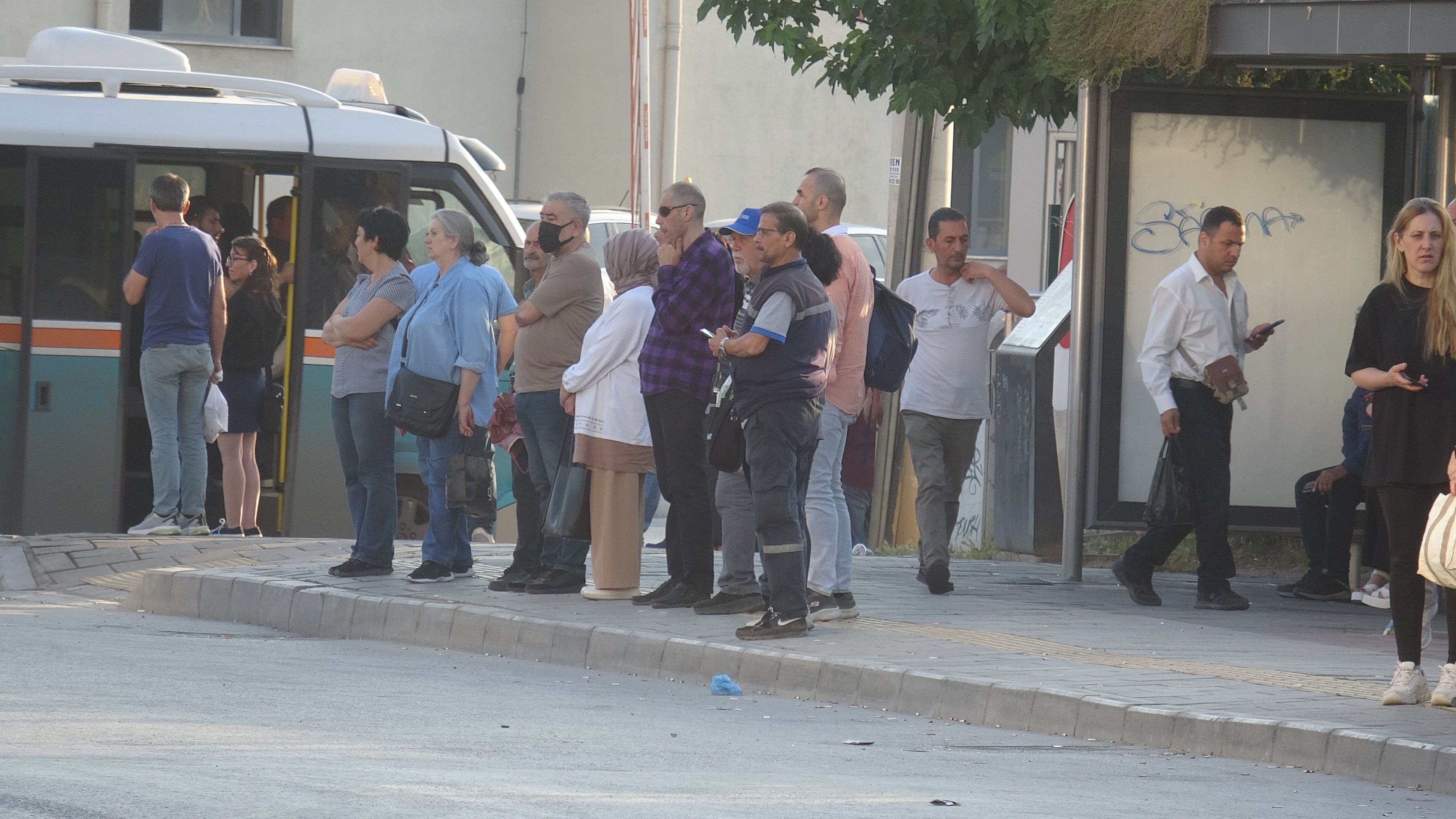 İzmir’de 23 bin işçi greve çıktı; otobüs duraklarında yoğunluk oluştu