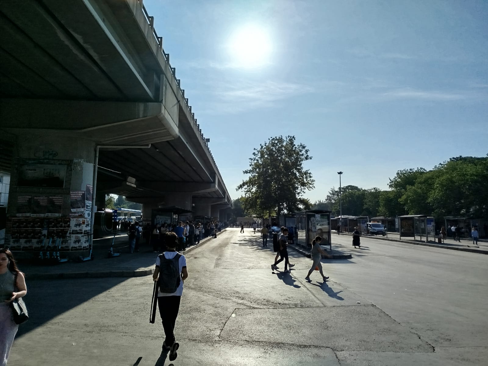 İzmir’de 23 bin işçi greve çıktı; otobüs duraklarında yoğunluk oluştu