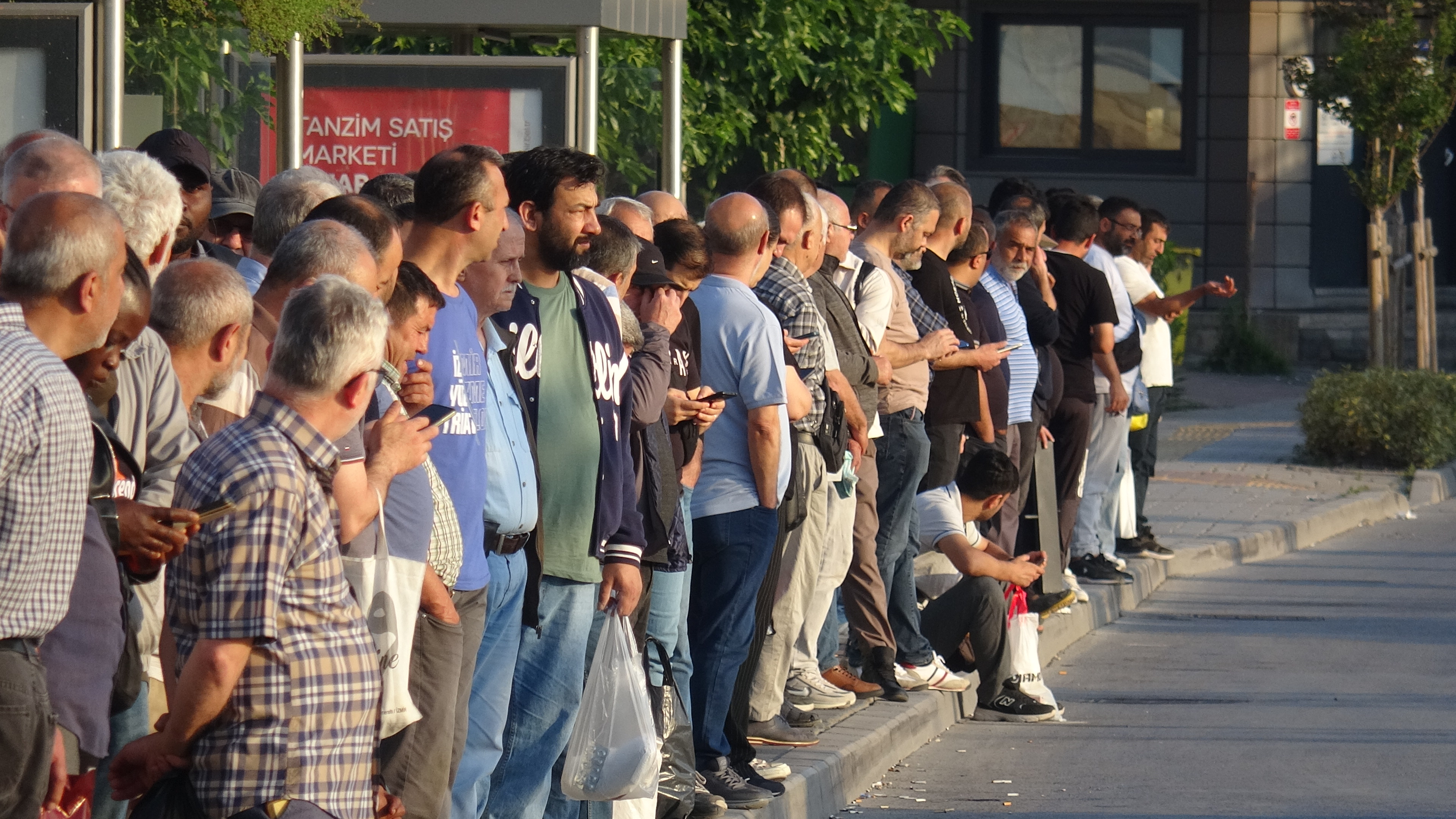 İzmir’de 23 bin işçi greve çıktı; otobüs duraklarında yoğunluk oluştu