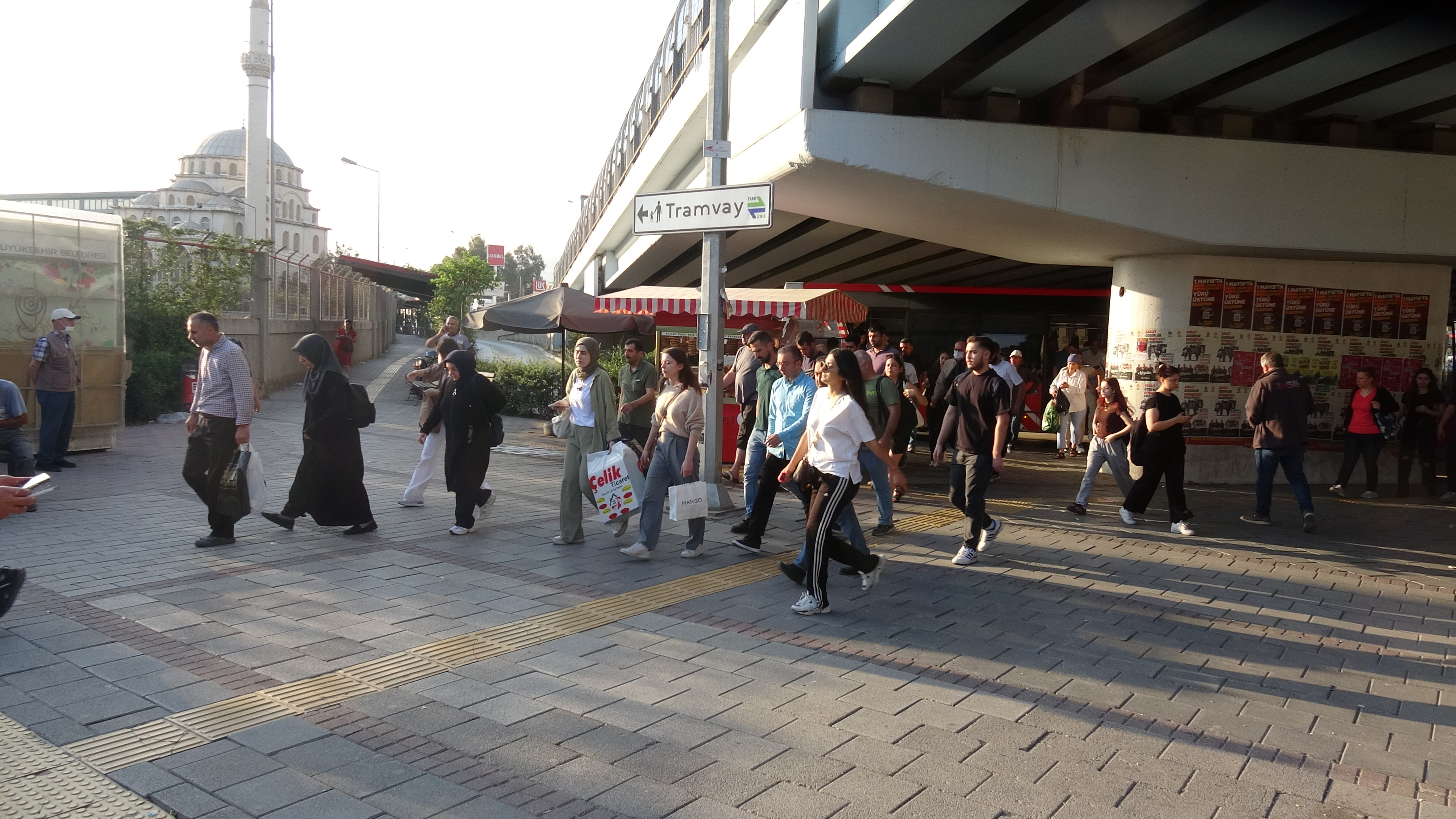 İzmir’de 23 bin işçi greve çıktı; otobüs duraklarında yoğunluk oluştu