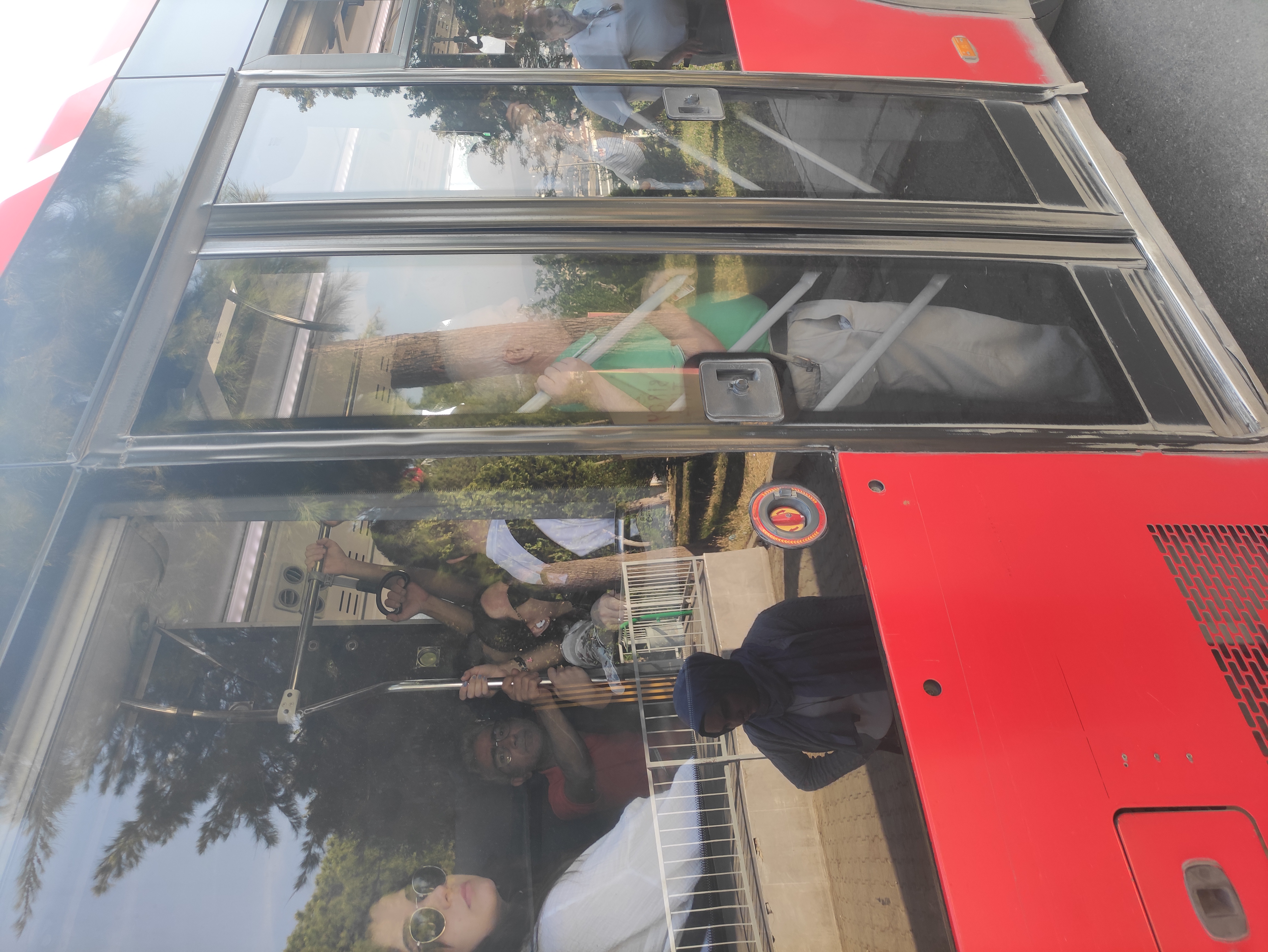 İzmir’de 23 bin işçi greve çıktı; otobüs duraklarında yoğunluk oluştu