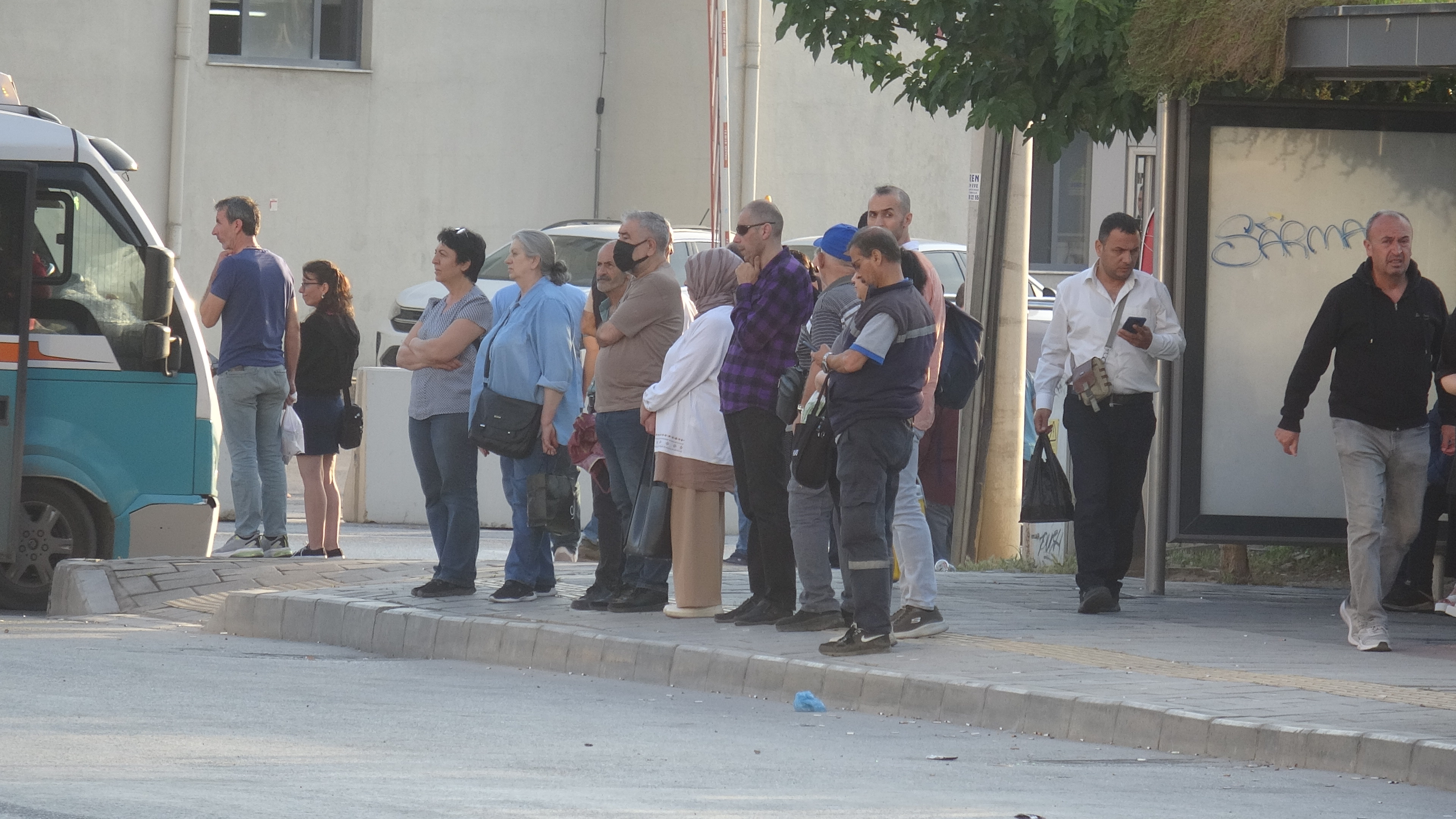 İzmir’de 23 bin işçi greve çıktı; otobüs duraklarında yoğunluk oluştu