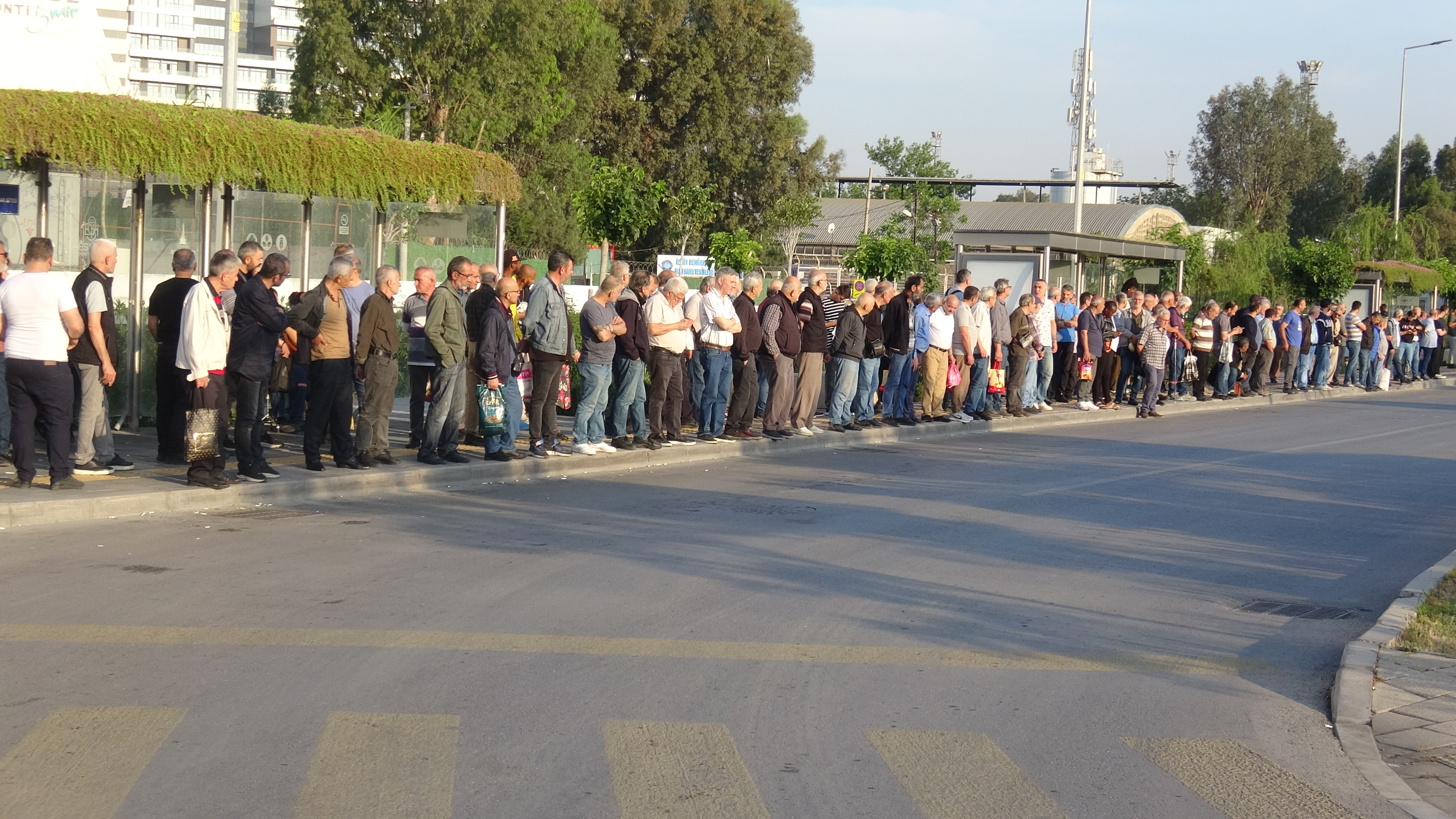 İzmir’de 23 bin işçi greve çıktı; otobüs duraklarında yoğunluk oluştu