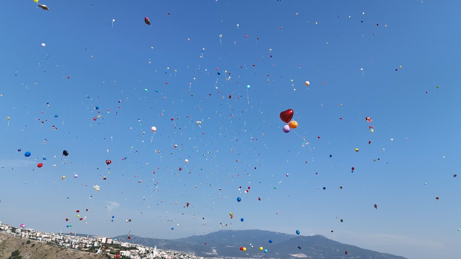 İzmir’de balonlar kanser tedavisi gören çocuklar için uçturuldu