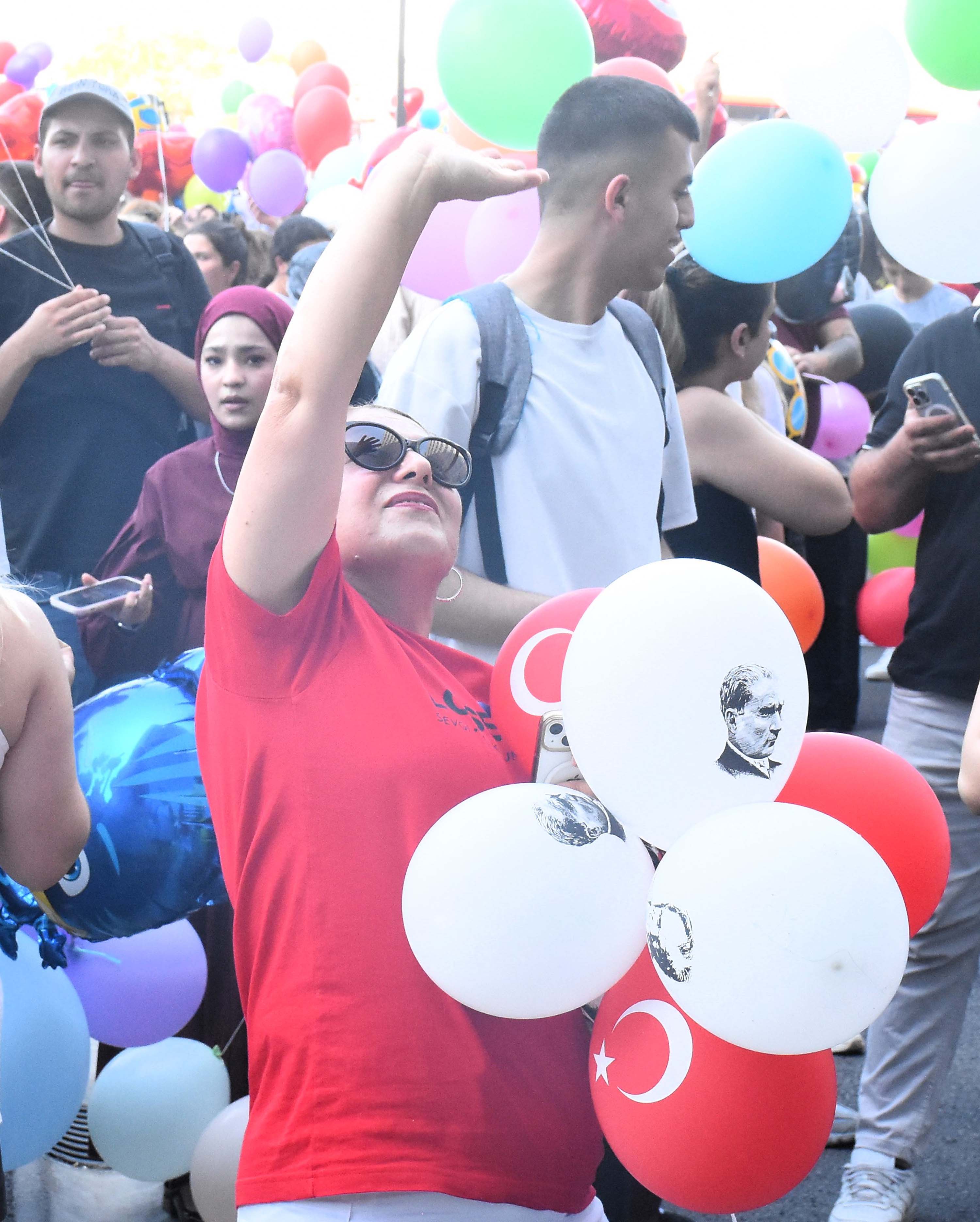 İzmir’de balonlar kanser tedavisi gören çocuklar için uçturuldu