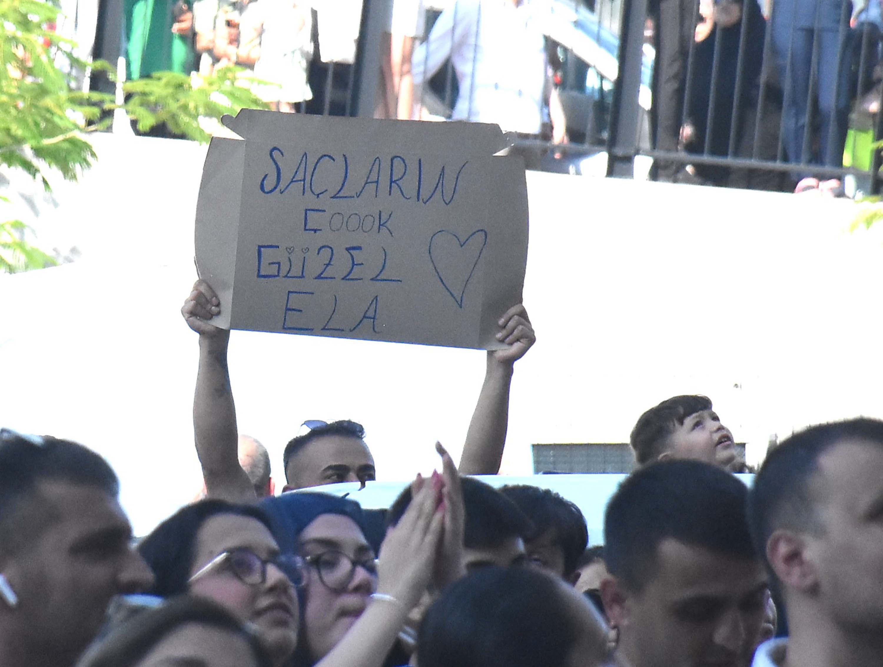 İzmir’de balonlar kanser tedavisi gören çocuklar için uçturuldu
