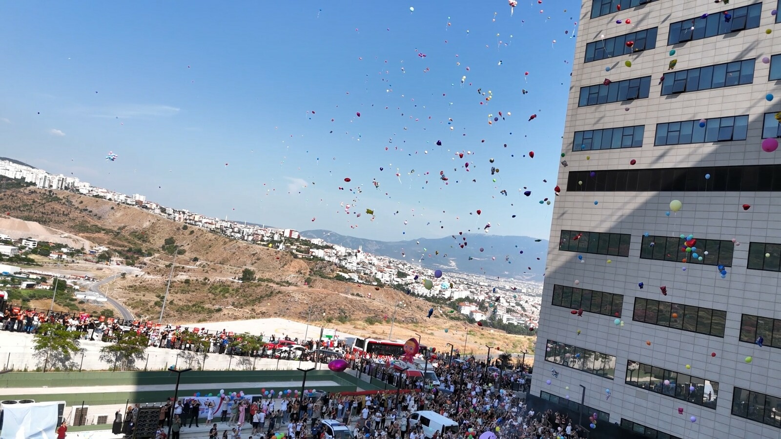 İzmir’de balonlar kanser tedavisi gören çocuklar için uçturuldu