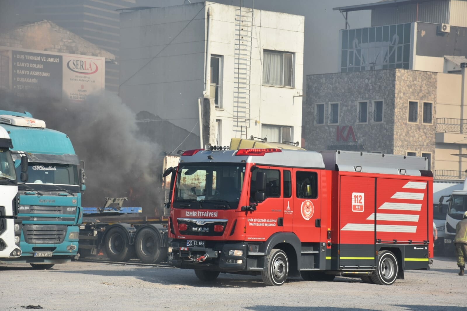 İzmir'de atıl haldeki fabrikanın bahçesi ile yakınındaki TIR garajında yangın