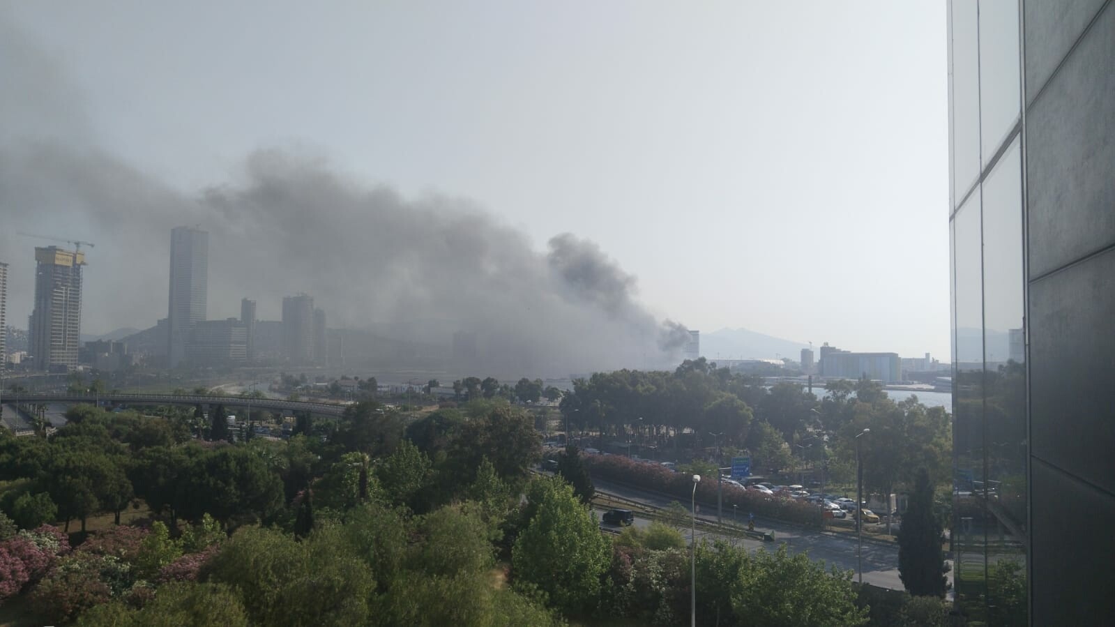 İzmir'de atıl haldeki fabrikanın bahçesi ile yakınındaki TIR garajında yangın