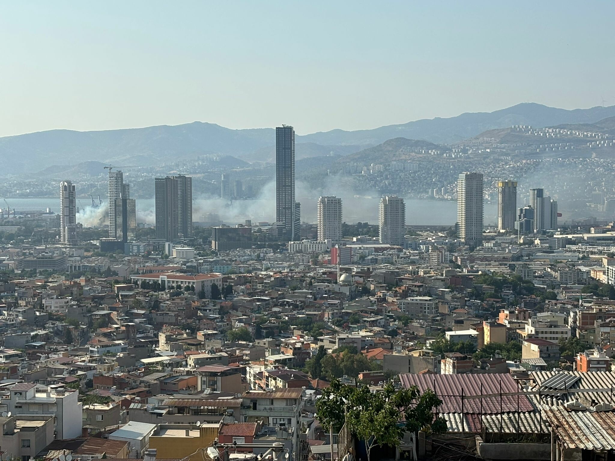 İzmir'de atıl haldeki fabrikanın bahçesi ile yakınındaki TIR garajında yangın