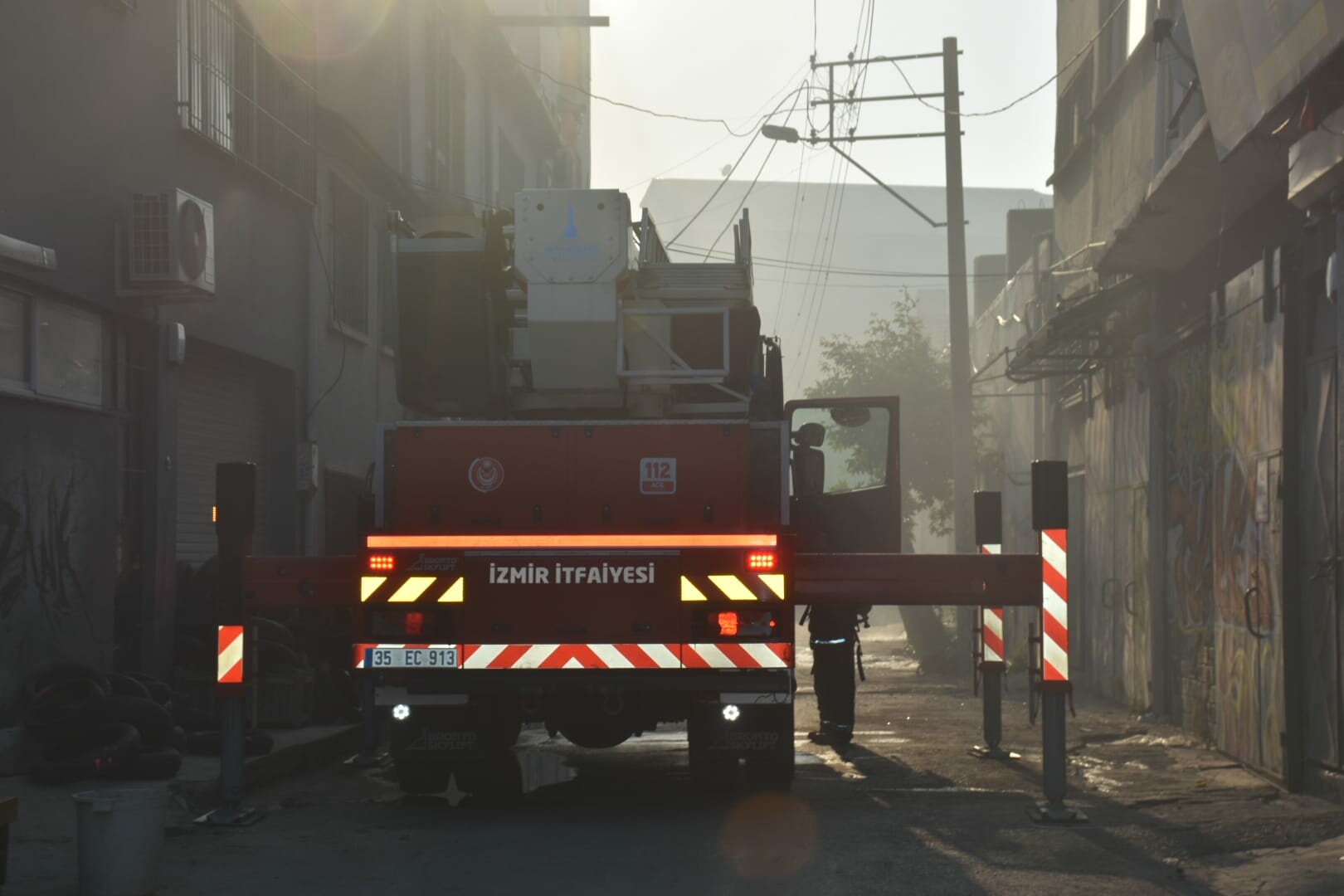 İzmir'de atıl haldeki fabrikanın bahçesi ile yakınındaki TIR garajında yangın