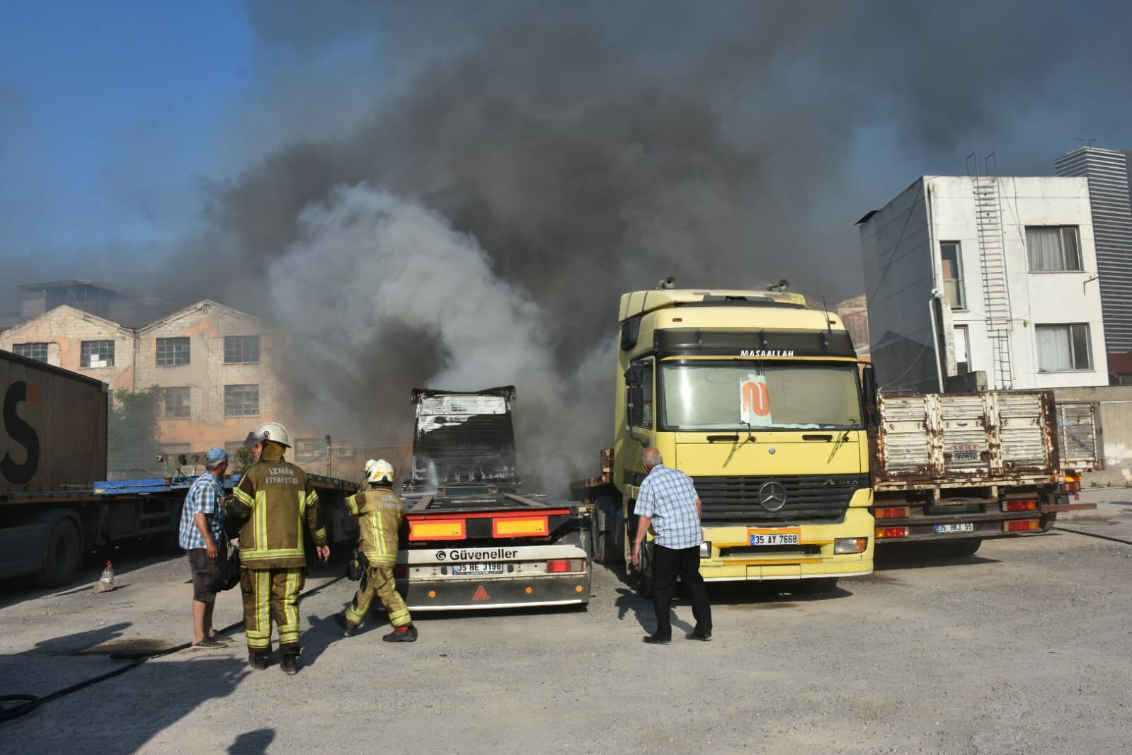 İzmir'de atıl haldeki fabrikanın bahçesi ile yakınındaki TIR garajında yangın