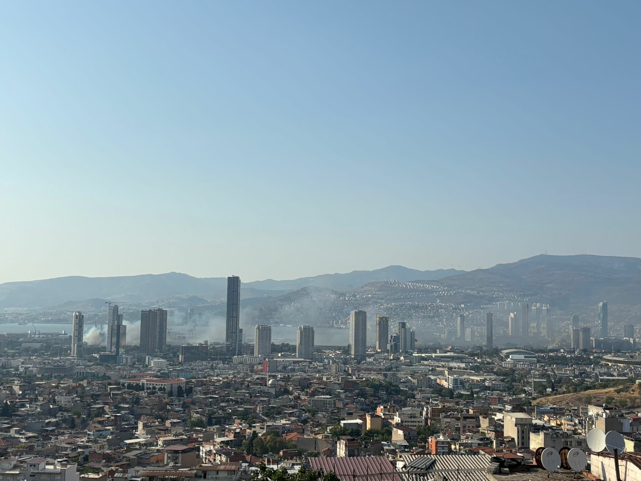 İzmir'de atıl haldeki fabrikanın bahçesi ile yakınındaki TIR garajında yangın