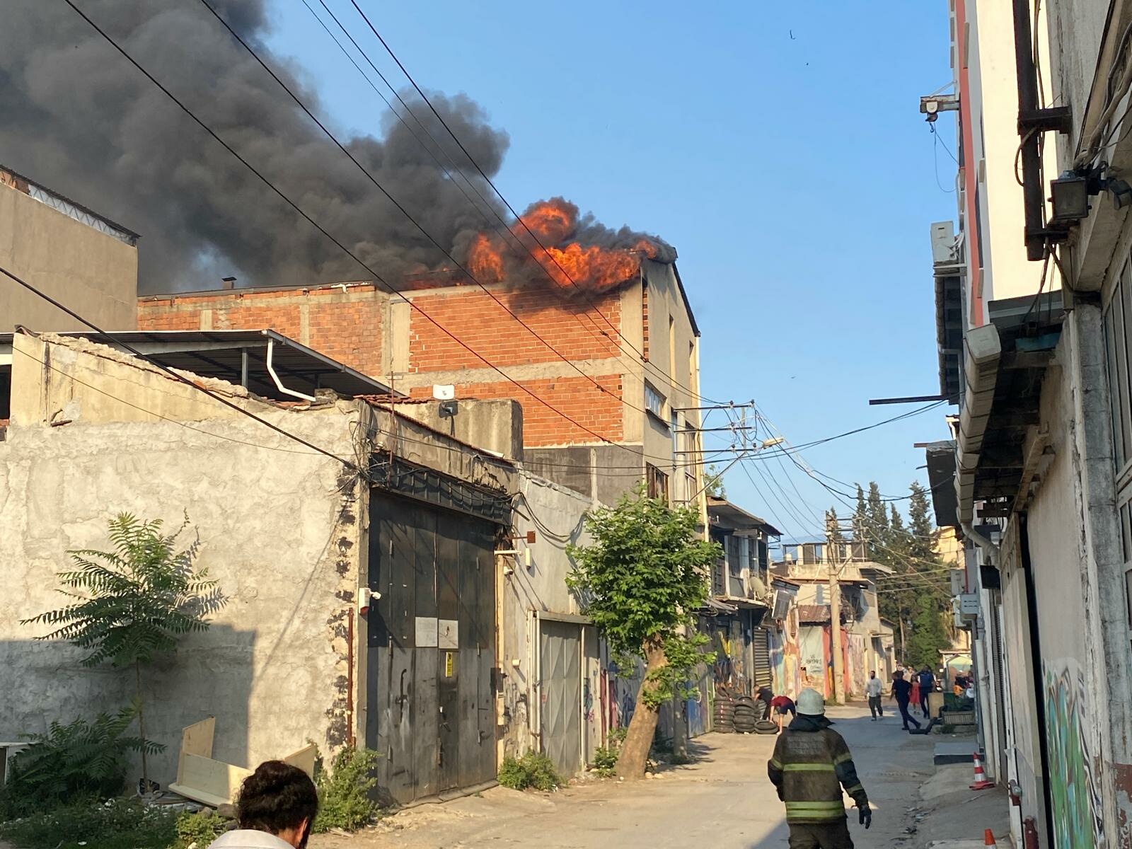 İzmir'de atıl haldeki fabrikanın bahçesi ile yakınındaki TIR garajında yangın