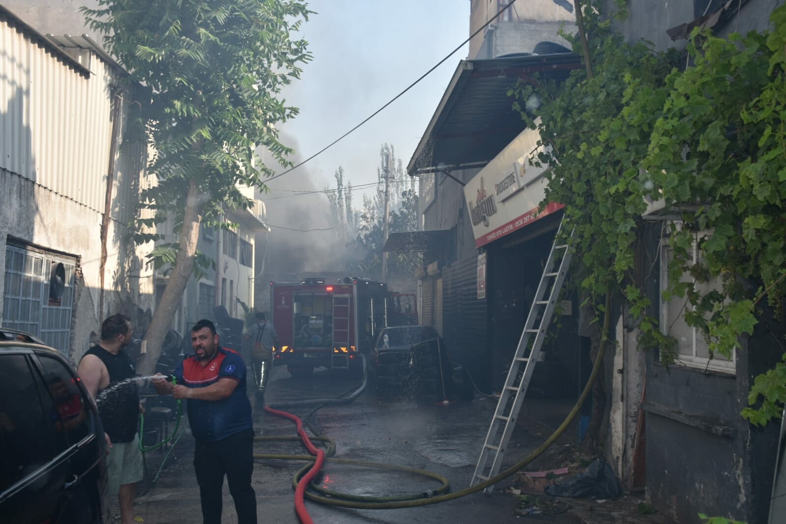 İzmir'de atıl haldeki fabrikanın bahçesi ile yakınındaki TIR garajında yangın