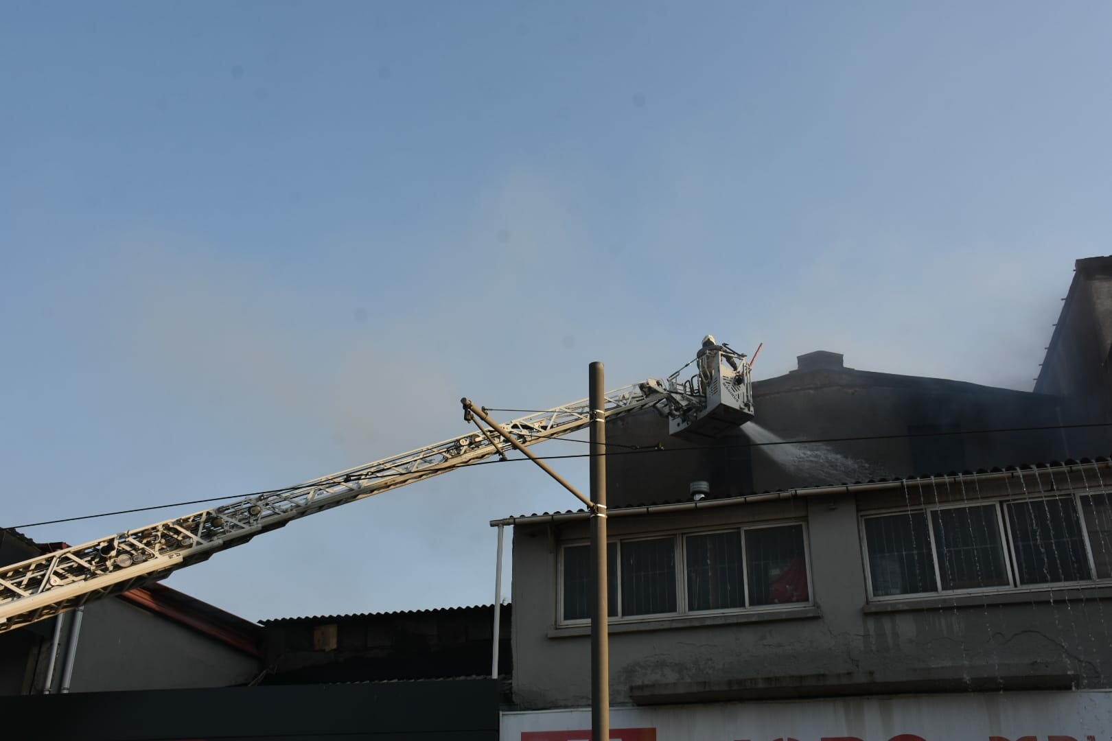 İzmir'de atıl haldeki fabrikanın bahçesi ile yakınındaki TIR garajında yangın