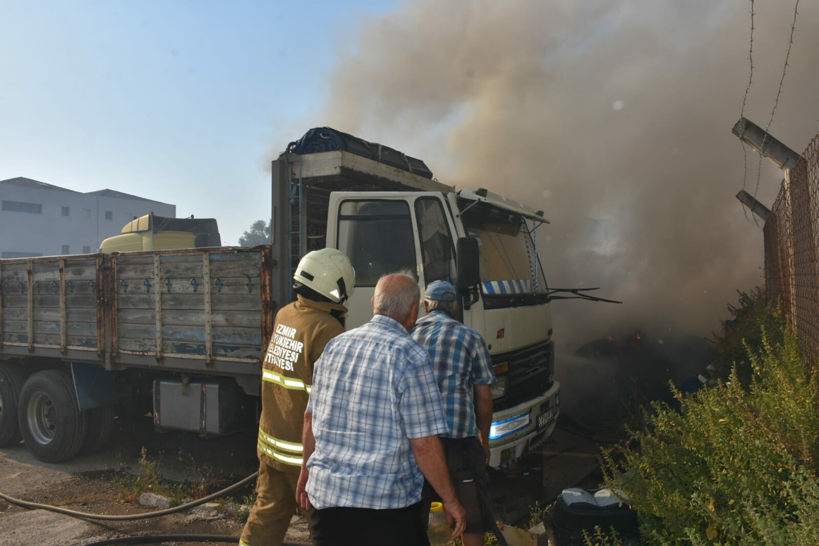 İzmir'de atıl haldeki fabrikanın bahçesi ile yakınındaki TIR garajında yangın