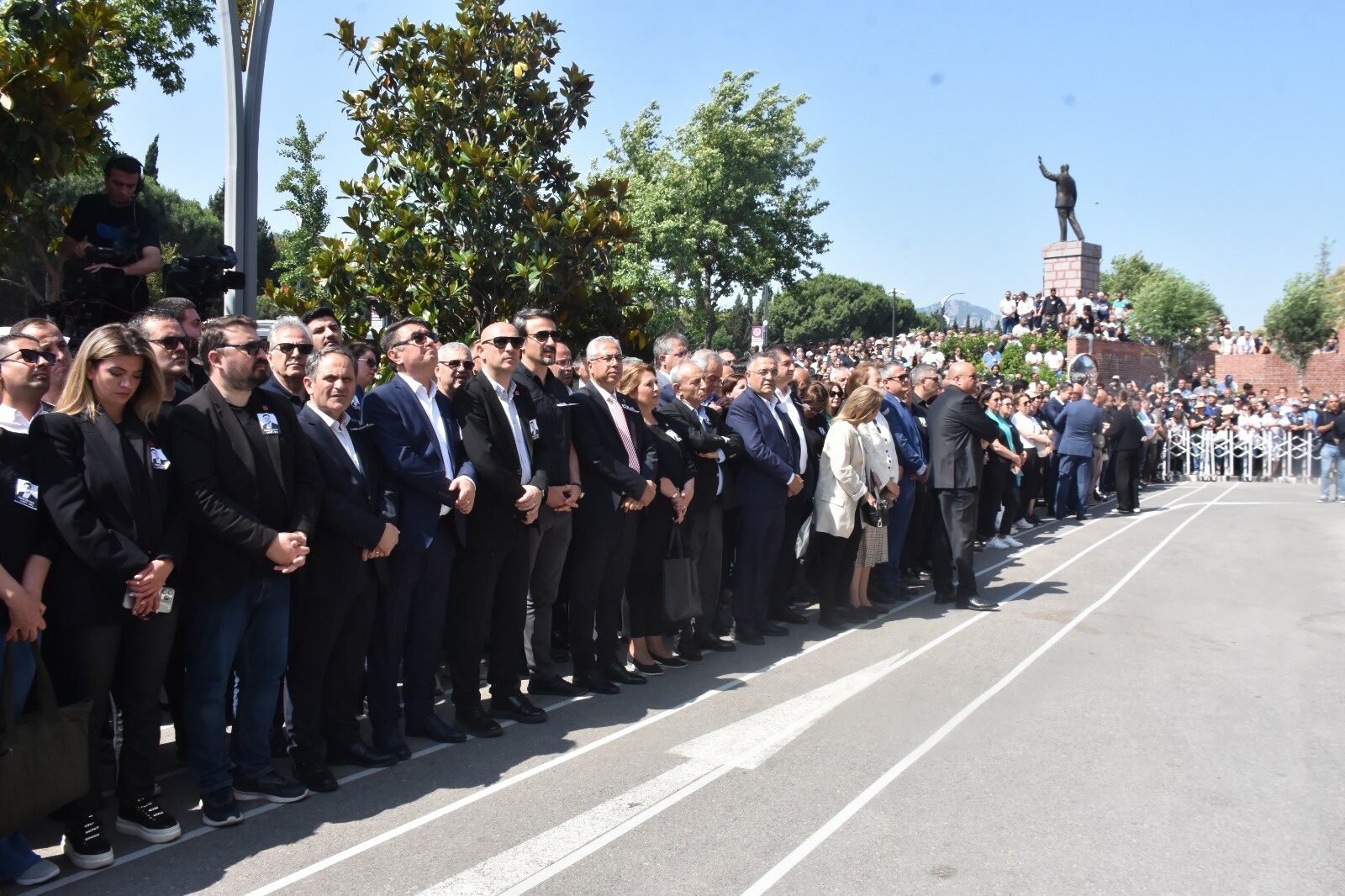 Ferdi Zeyrek için belediye önünde tören