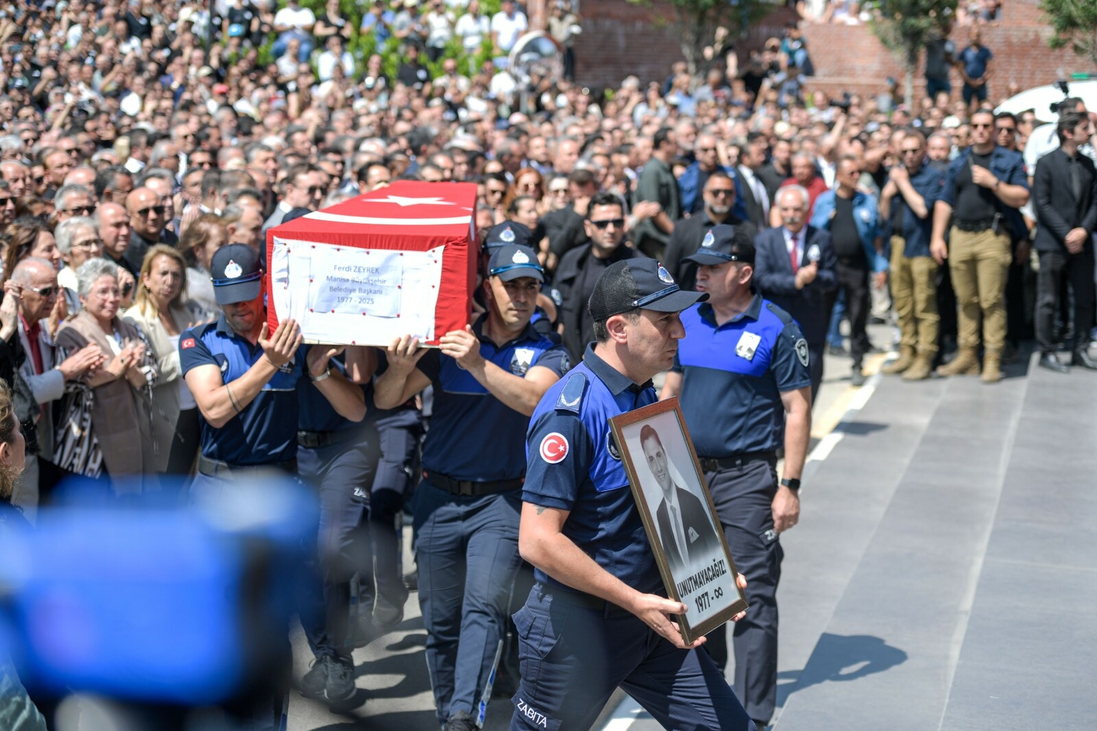 Ferdi Zeyrek için belediye önünde tören
