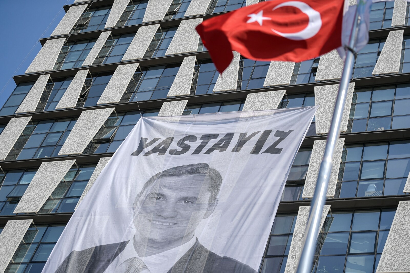 Ferdi Zeyrek için belediye önünde tören