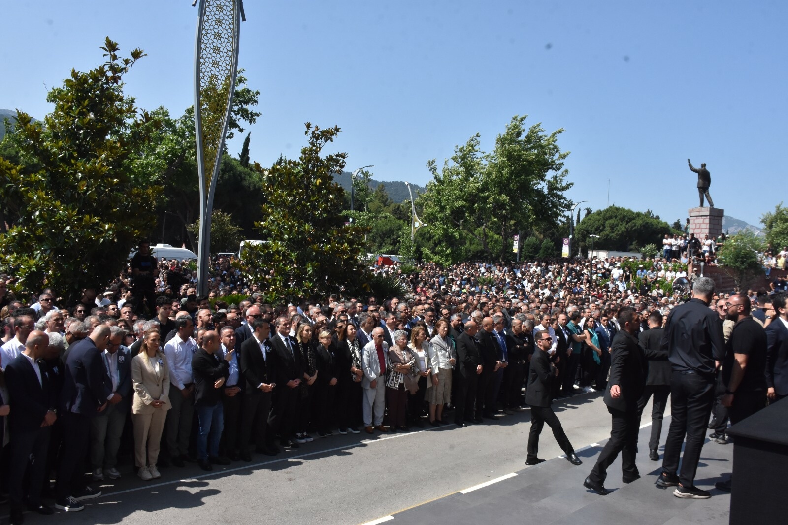 Ferdi Zeyrek için belediye önünde tören