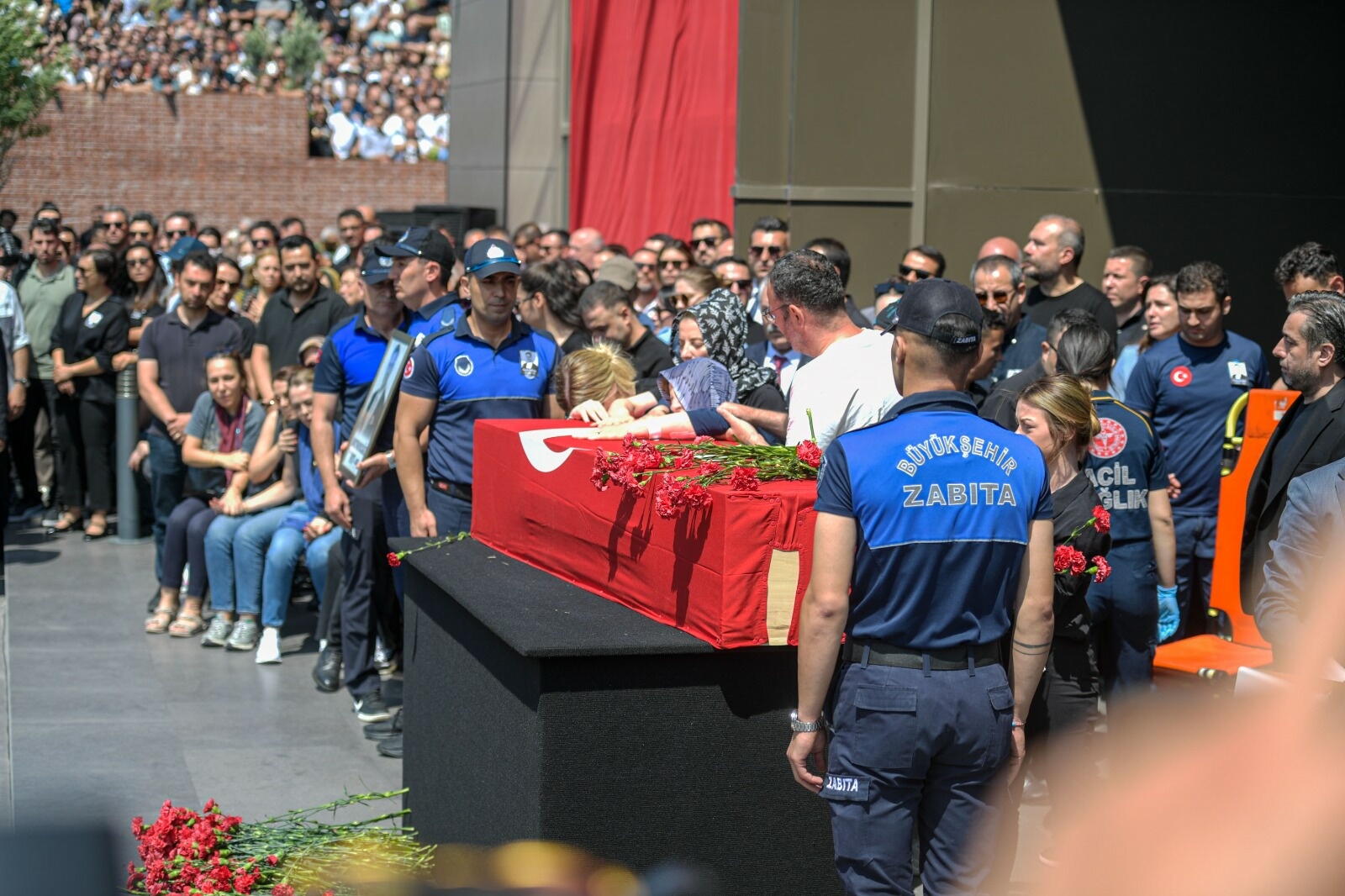 Ferdi Zeyrek için belediye önünde tören