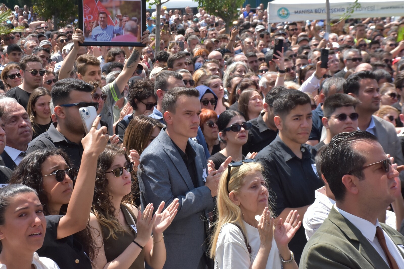 Ferdi Zeyrek için belediye önünde tören