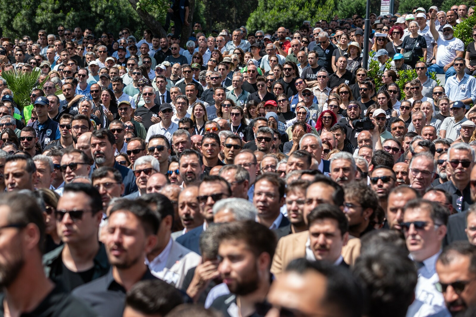 Ferdi Zeyrek için belediye önünde tören