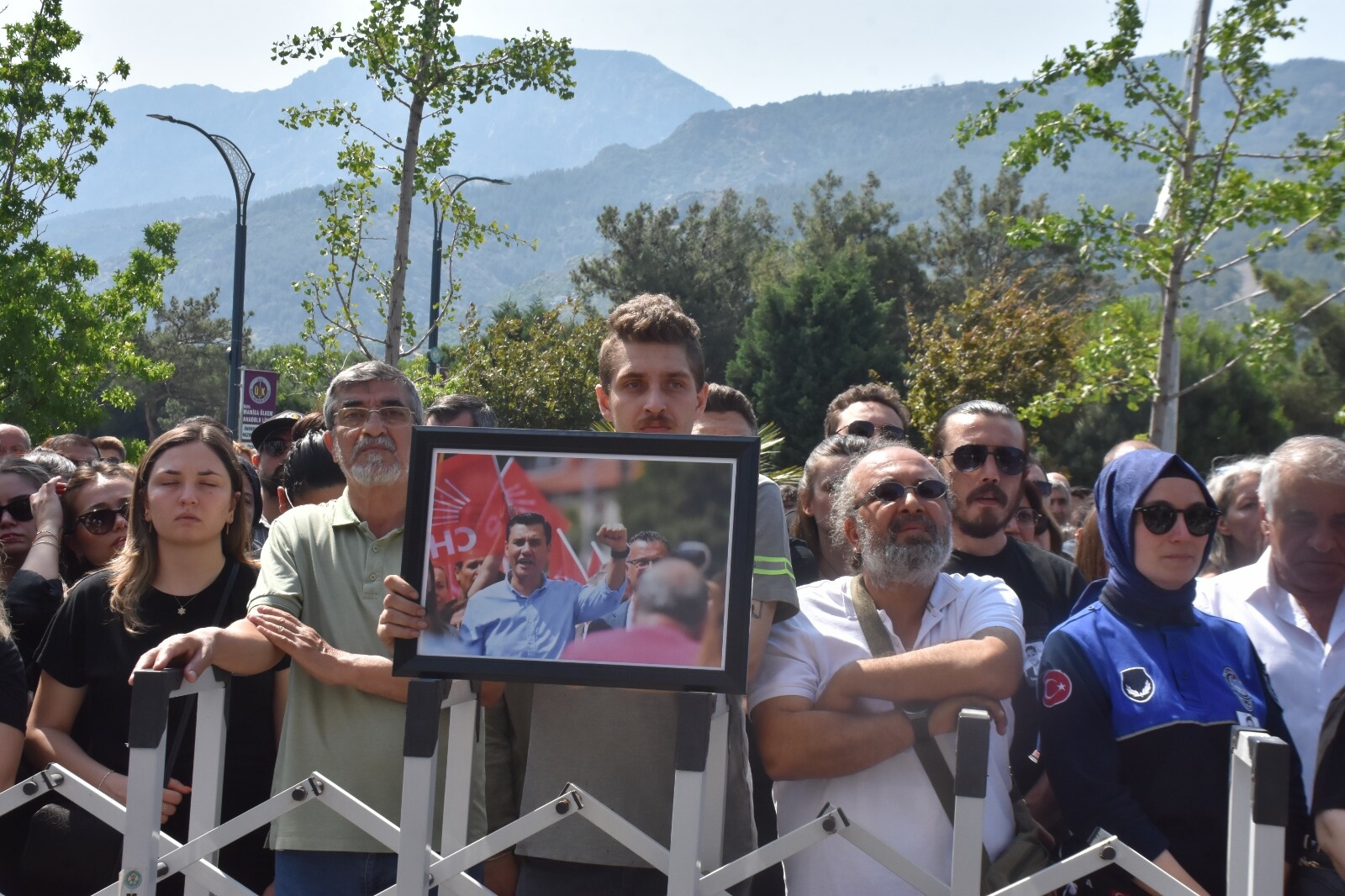 Ferdi Zeyrek için belediye önünde tören