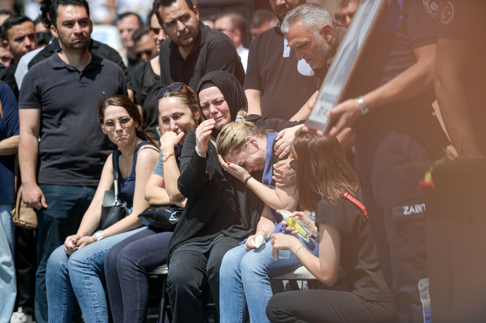 Ferdi Zeyrek için belediye önünde tören