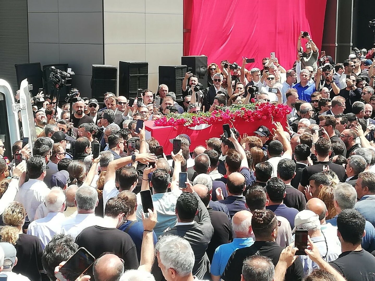 Ferdi Zeyrek için belediye önünde tören
