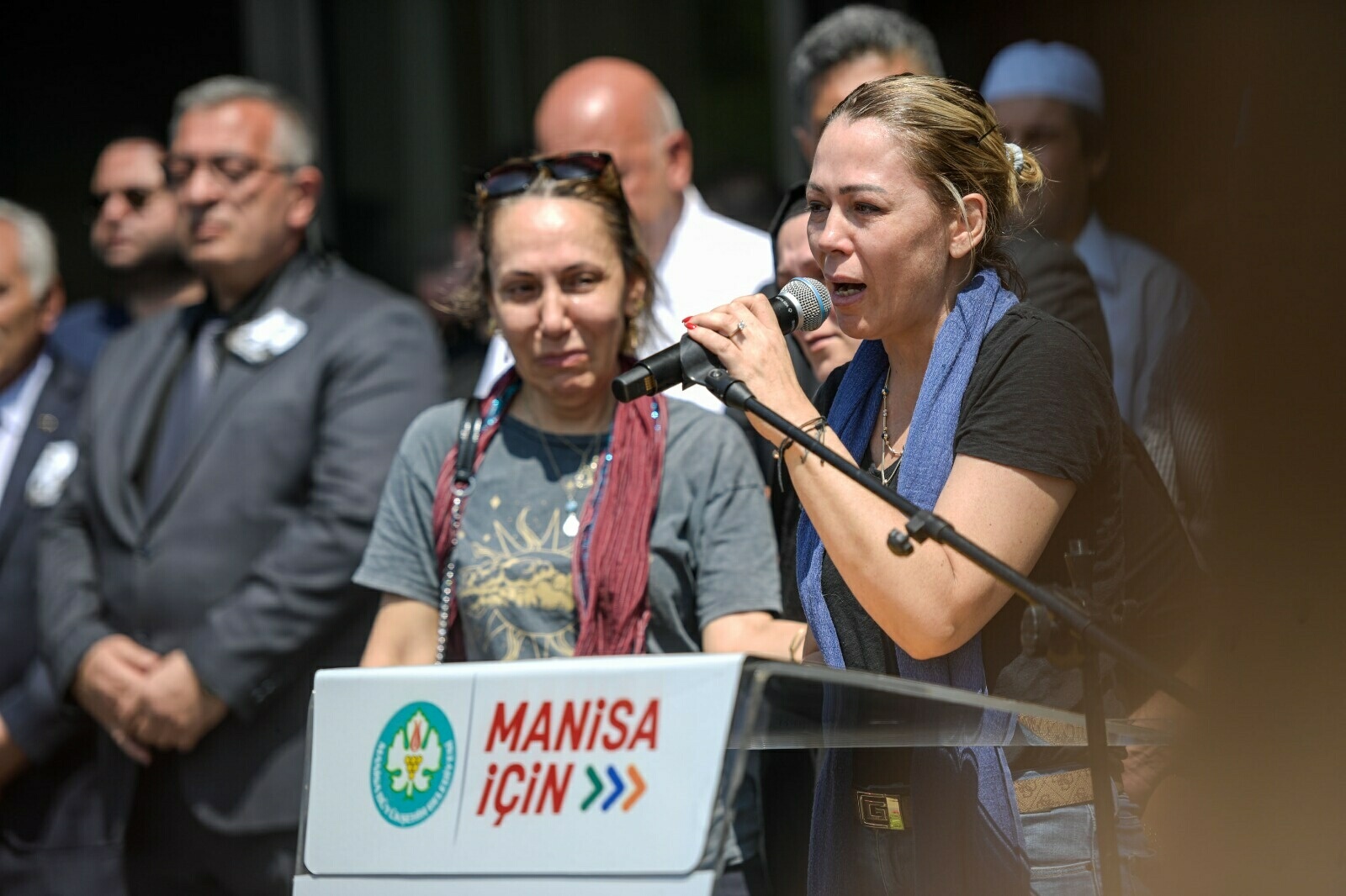 Ferdi Zeyrek için belediye önünde tören