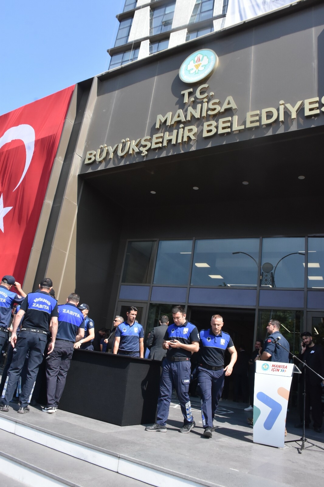 Ferdi Zeyrek için belediye önünde tören