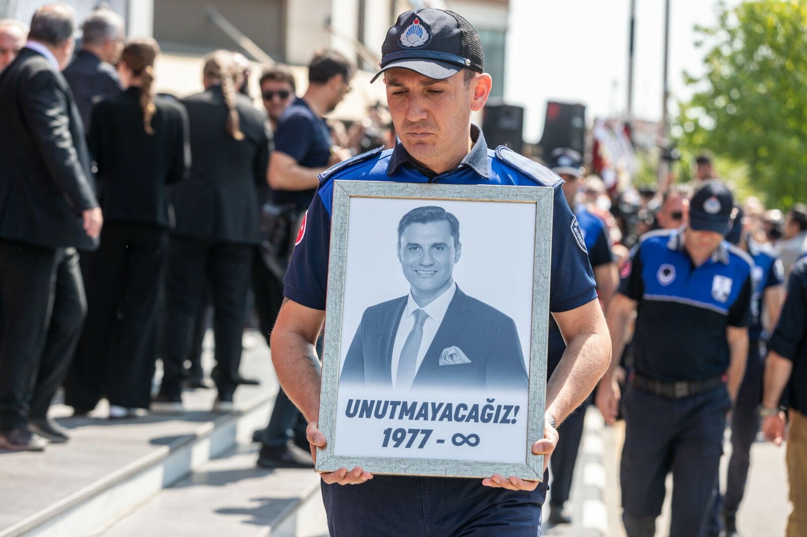 Ferdi Zeyrek için belediye önünde tören
