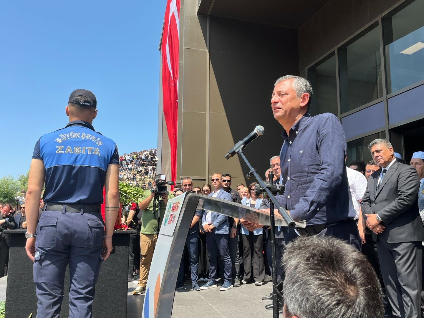 Ferdi Zeyrek için belediye önünde tören