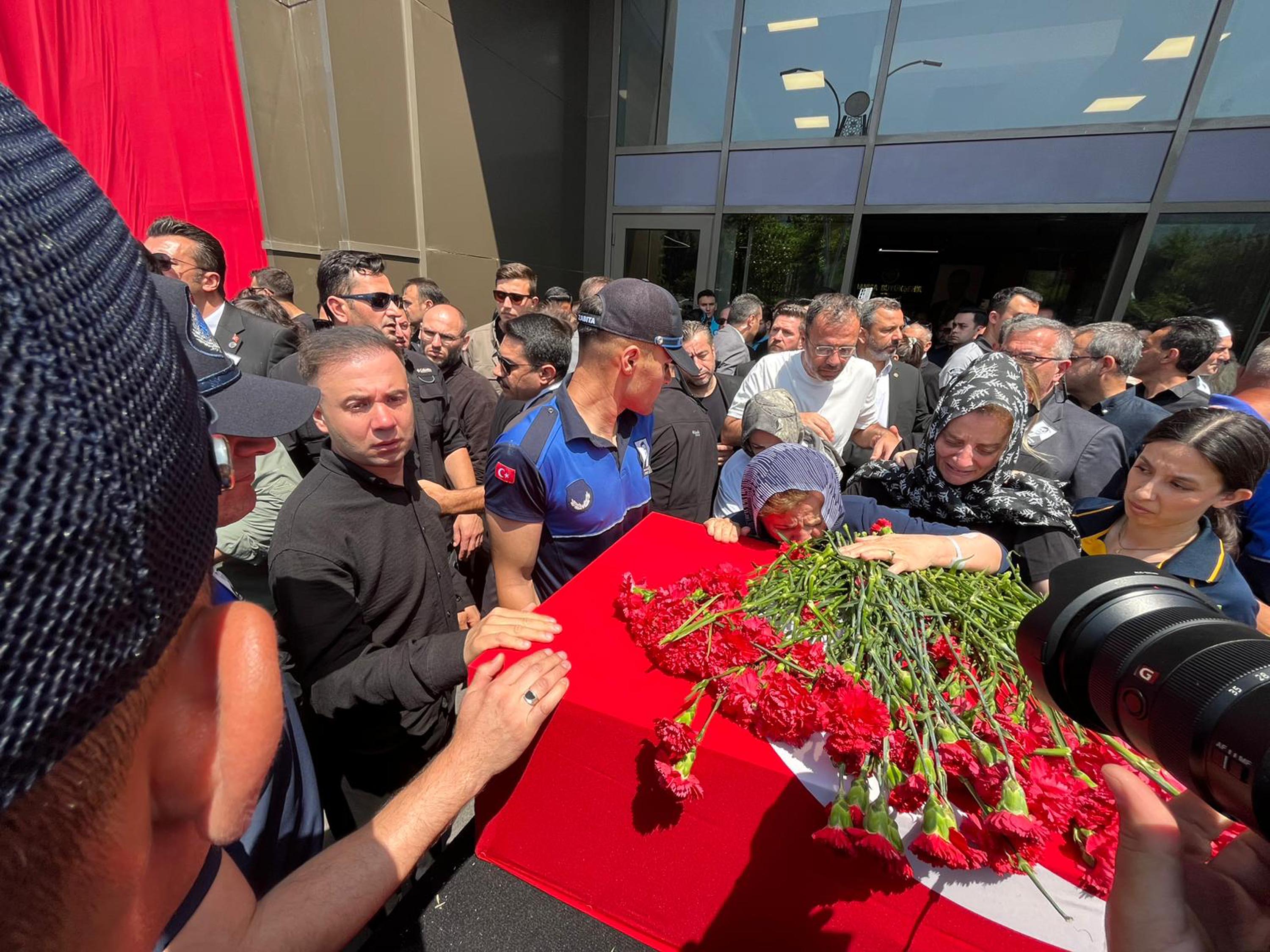 Ferdi Zeyrek için belediye önünde tören