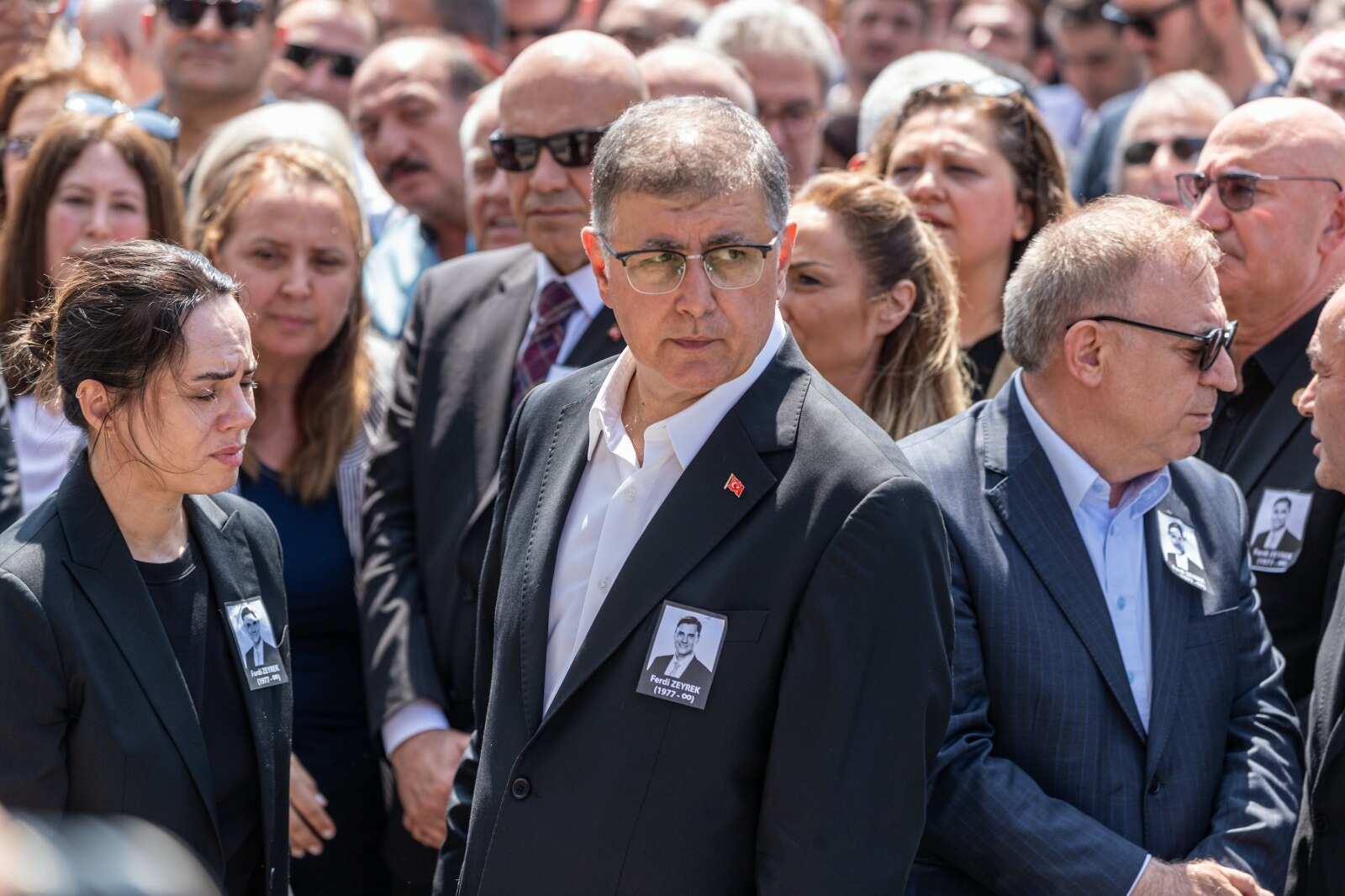 Ferdi Zeyrek için belediye önünde tören