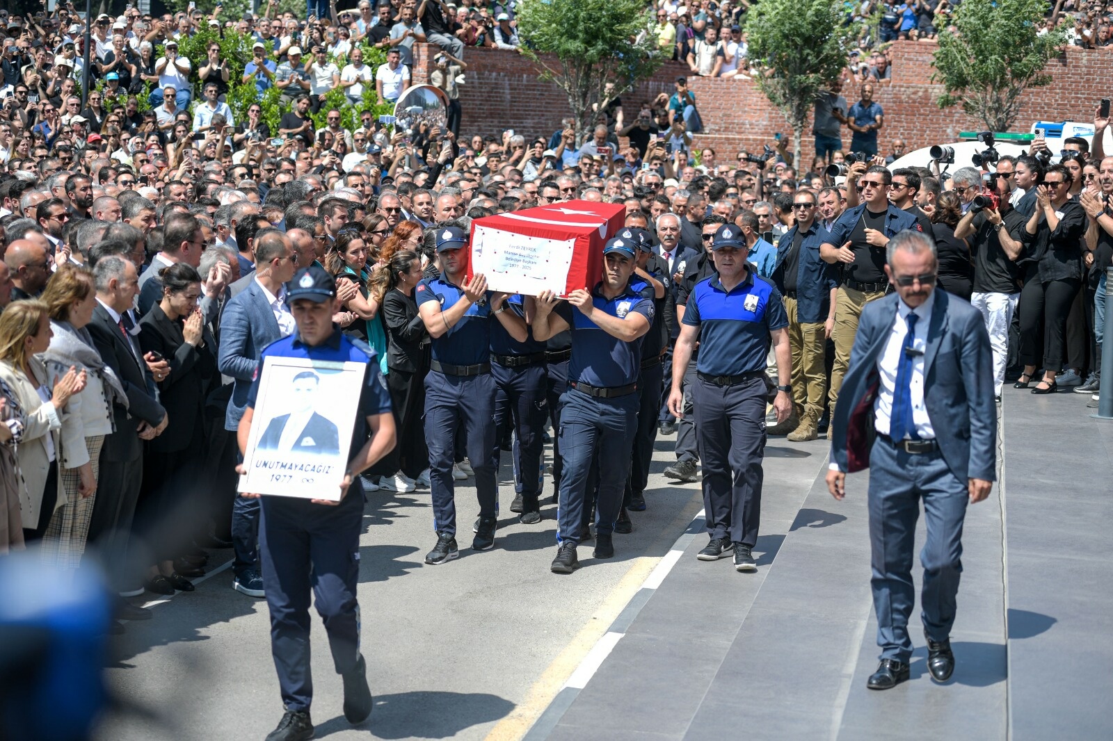 Ferdi Zeyrek için belediye önünde tören
