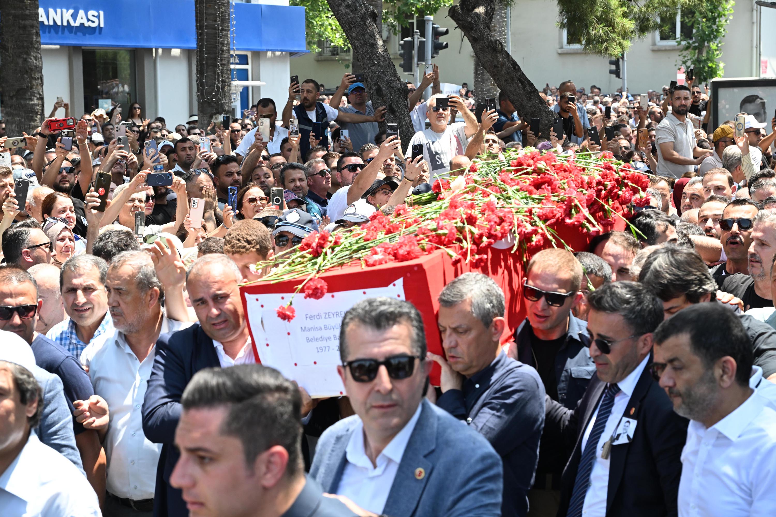 Ferdi Zeyrek, Manisa'da son yolculuğuna uğurlandı