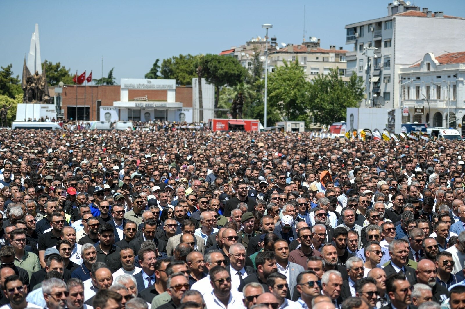 Ferdi Zeyrek, Manisa'da son yolculuğuna uğurlandı