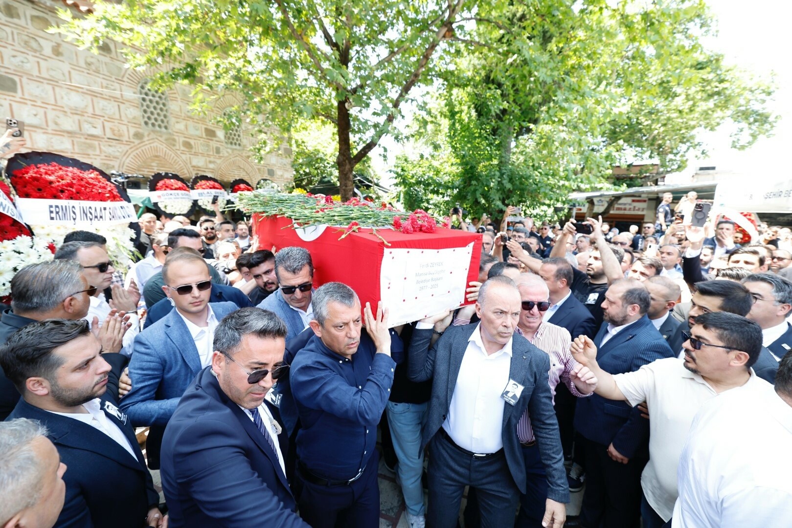 Ferdi Zeyrek, Manisa'da son yolculuğuna uğurlandı