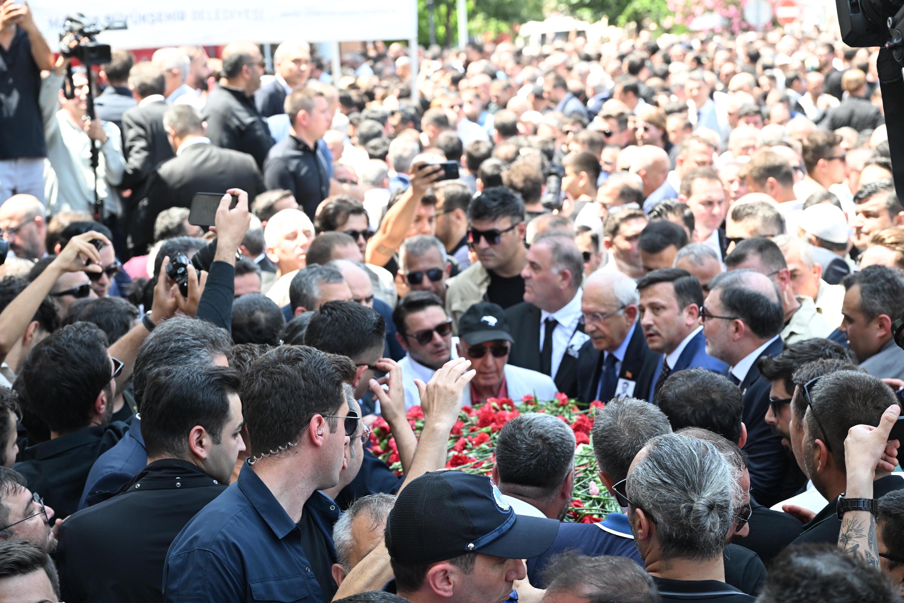 Ferdi Zeyrek, Manisa'da son yolculuğuna uğurlandı