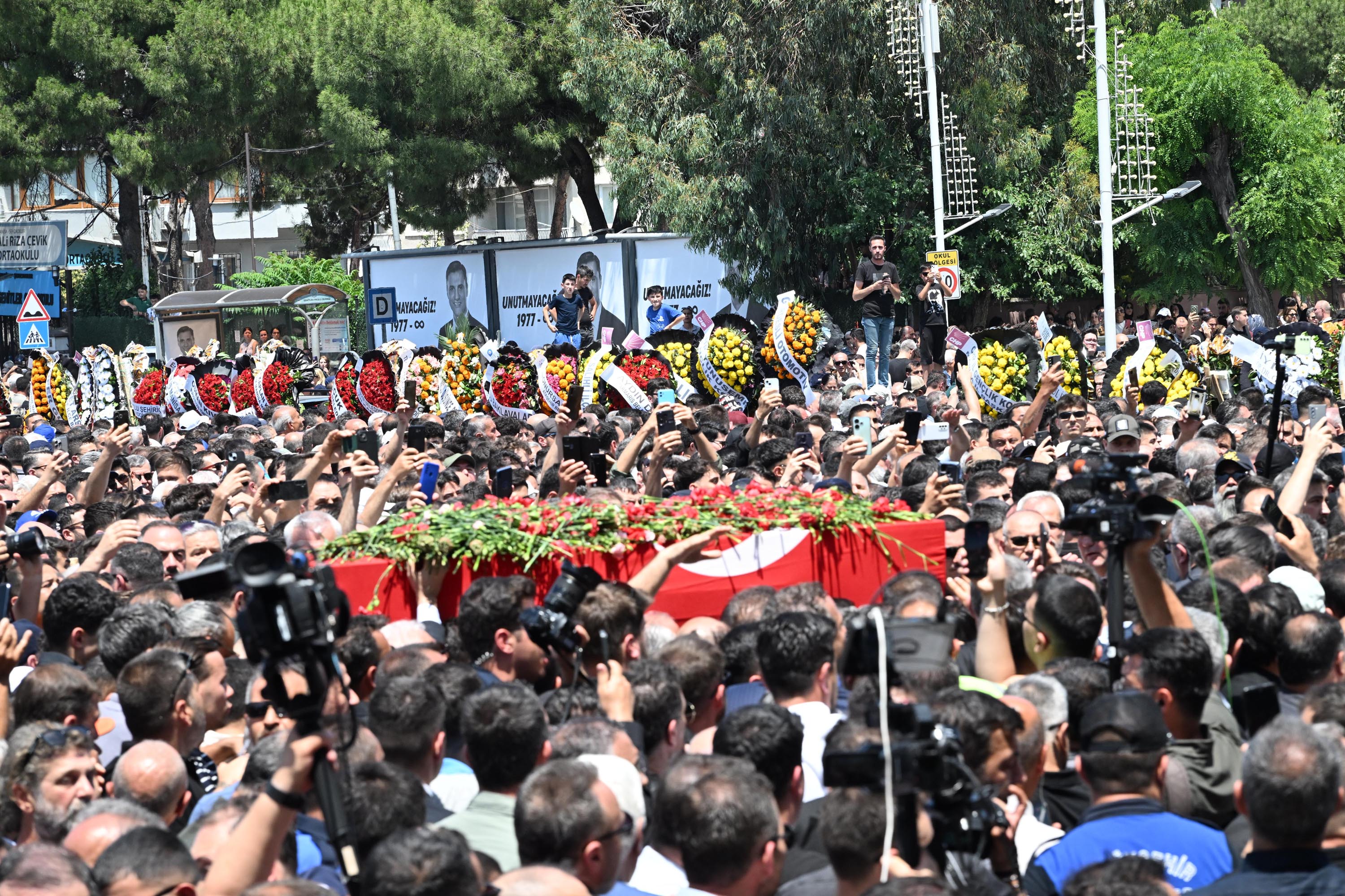 Ferdi Zeyrek, Manisa'da son yolculuğuna uğurlandı