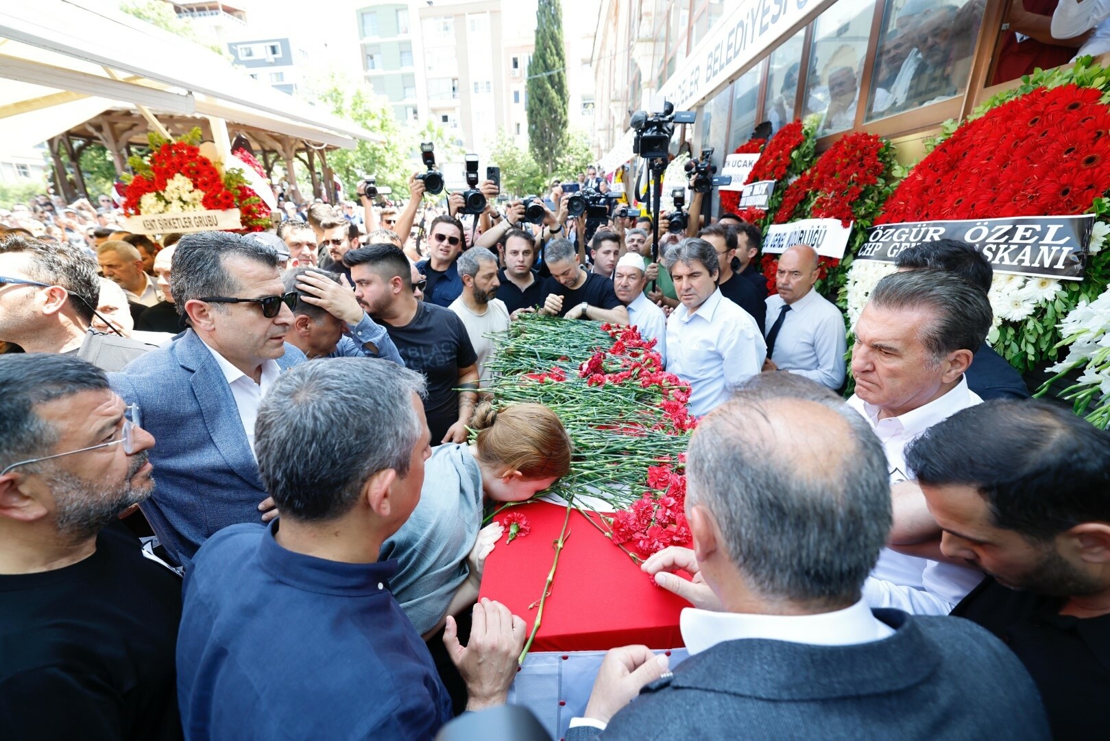 Ferdi Zeyrek, Manisa'da son yolculuğuna uğurlandı