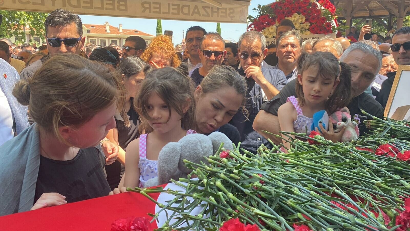 Ferdi Zeyrek, Manisa'da son yolculuğuna uğurlandı