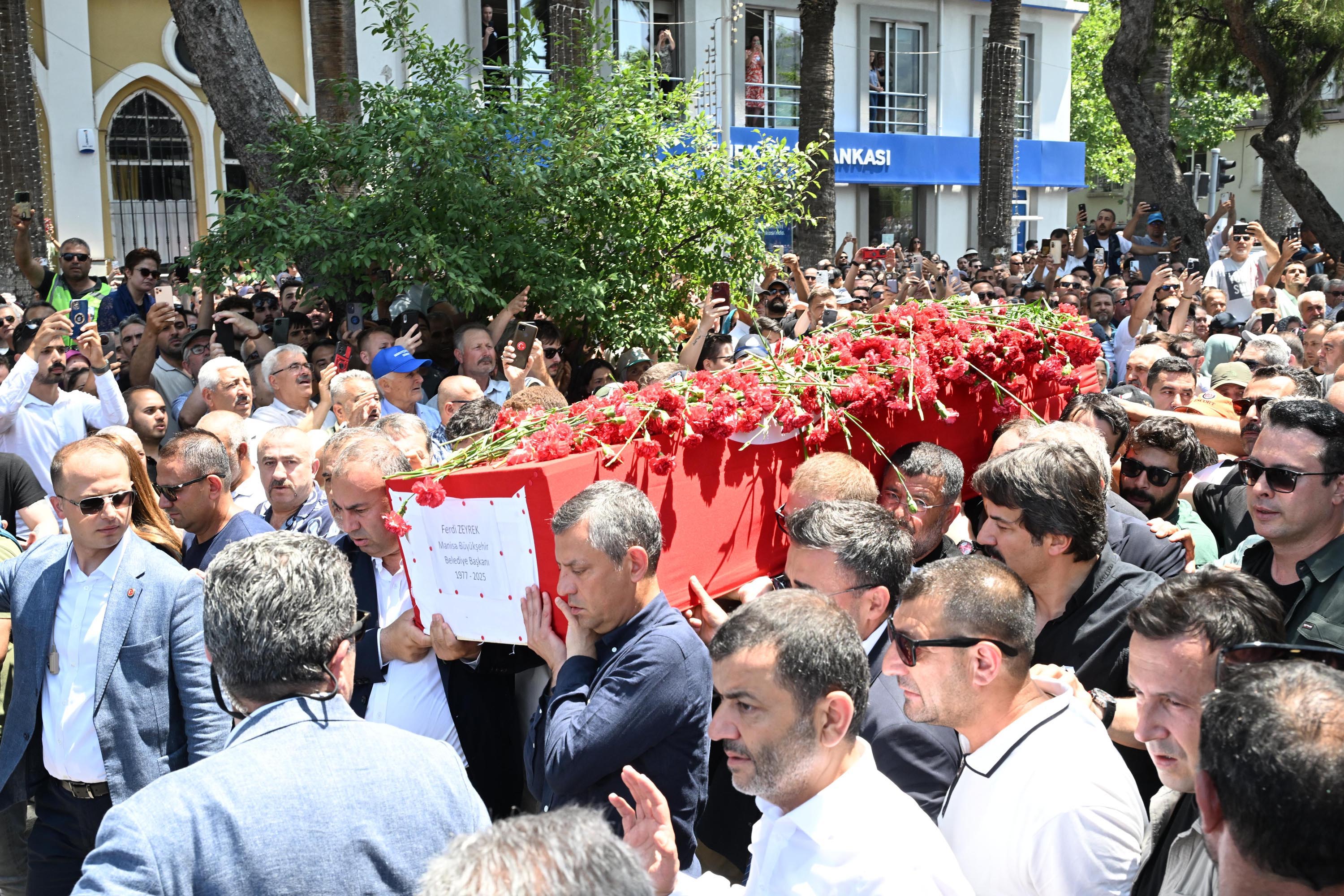 Ferdi Zeyrek, Manisa'da son yolculuğuna uğurlandı