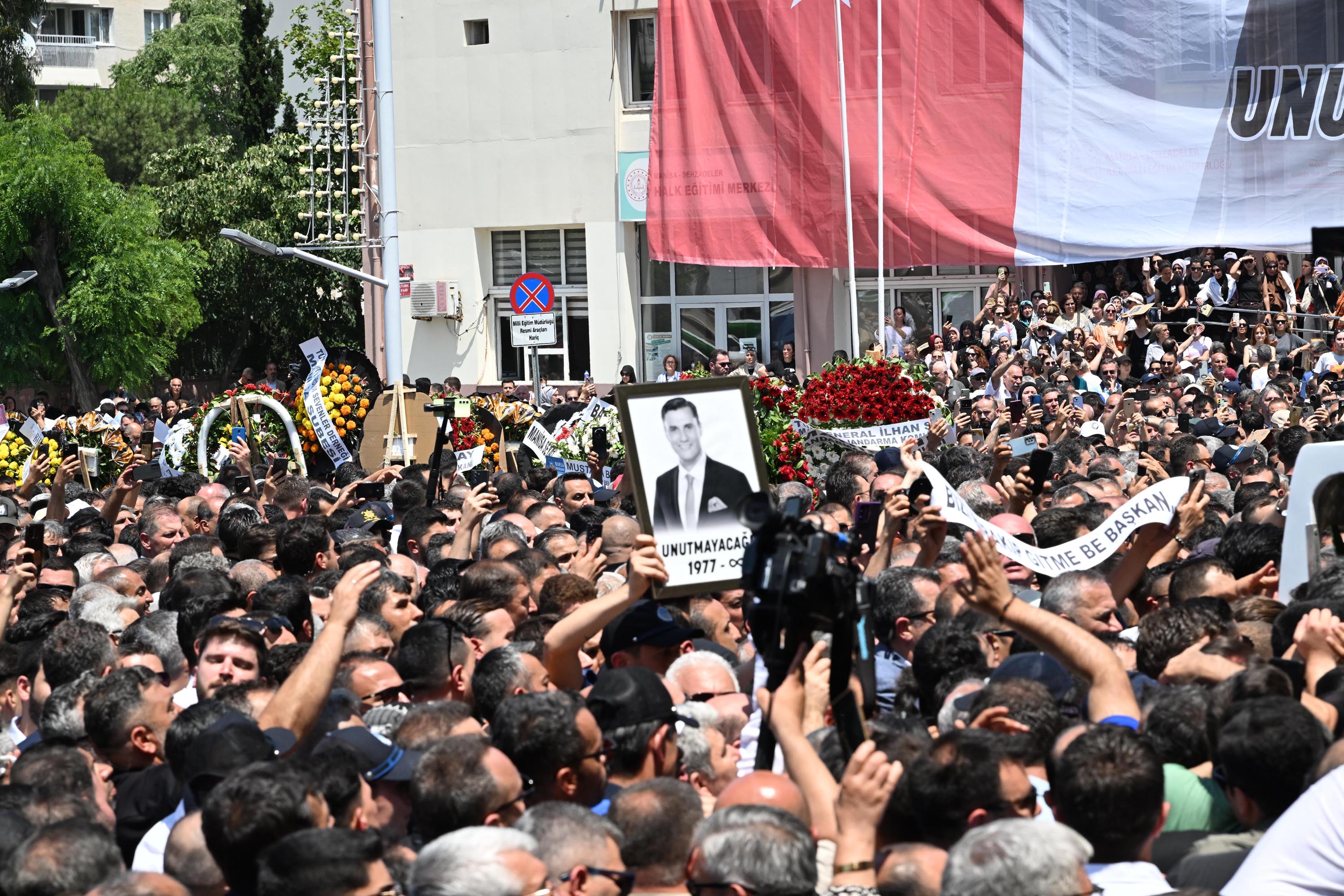 Ferdi Zeyrek, Manisa'da son yolculuğuna uğurlandı
