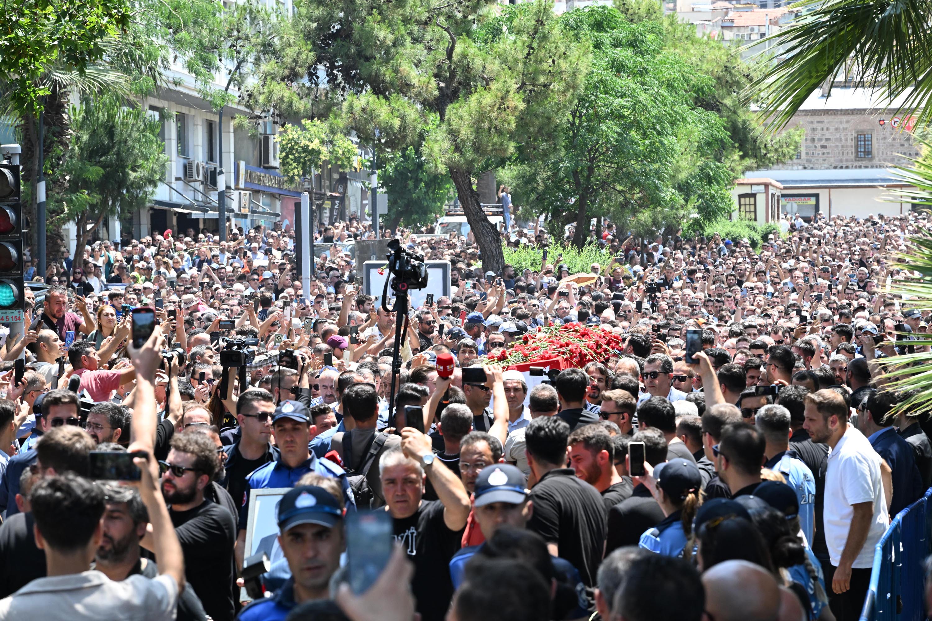 Ferdi Zeyrek, Manisa'da son yolculuğuna uğurlandı